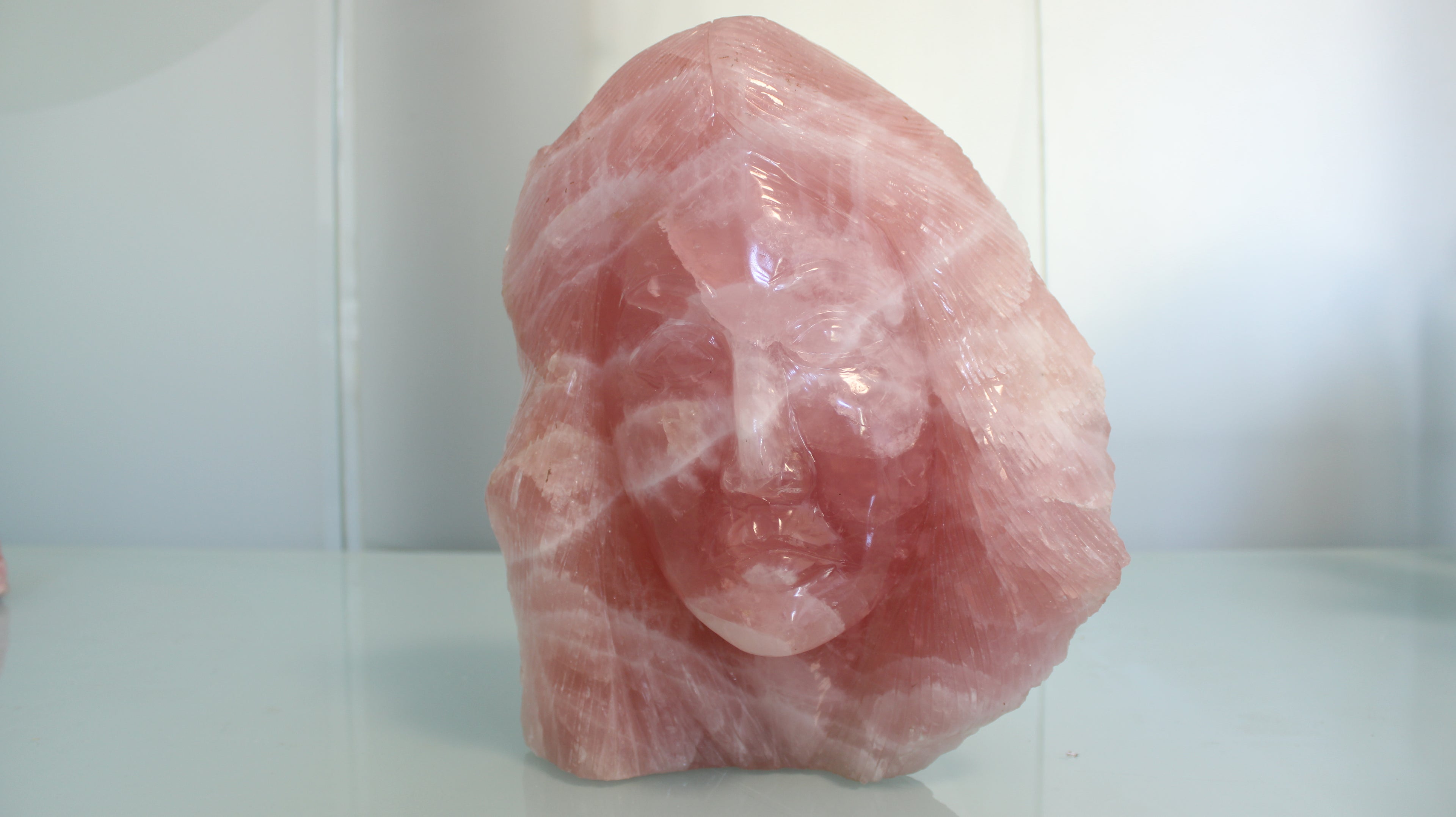 Escultura em Quartzo Rosa – Rosto Entalhado à Mão