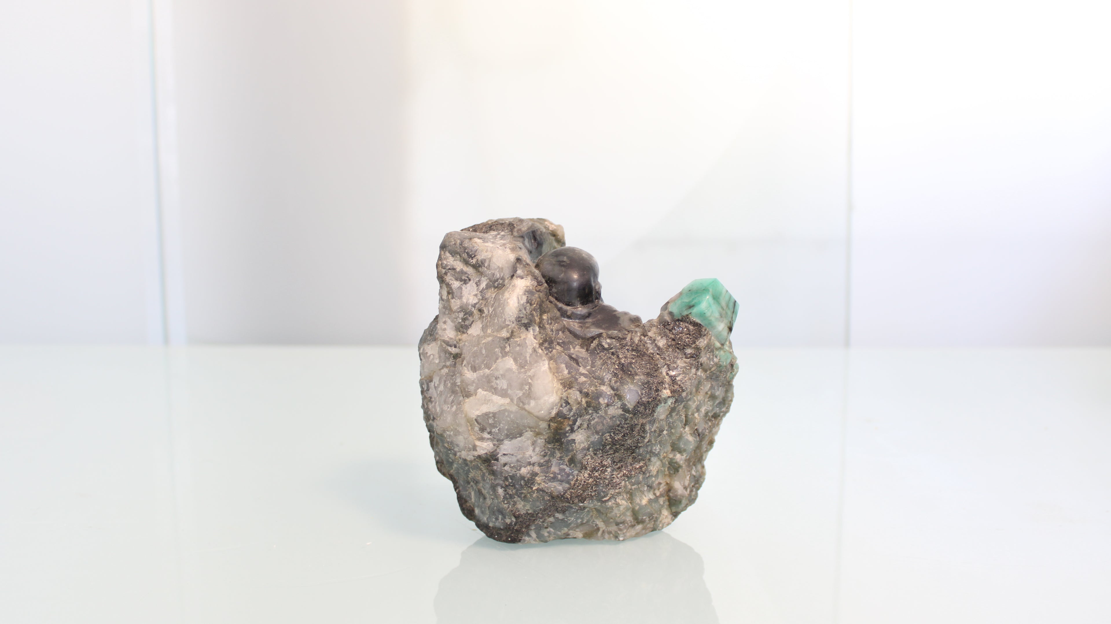 Emerald Canga with Buddha Sculpture – Spiritual Work Carved in Natural Rock