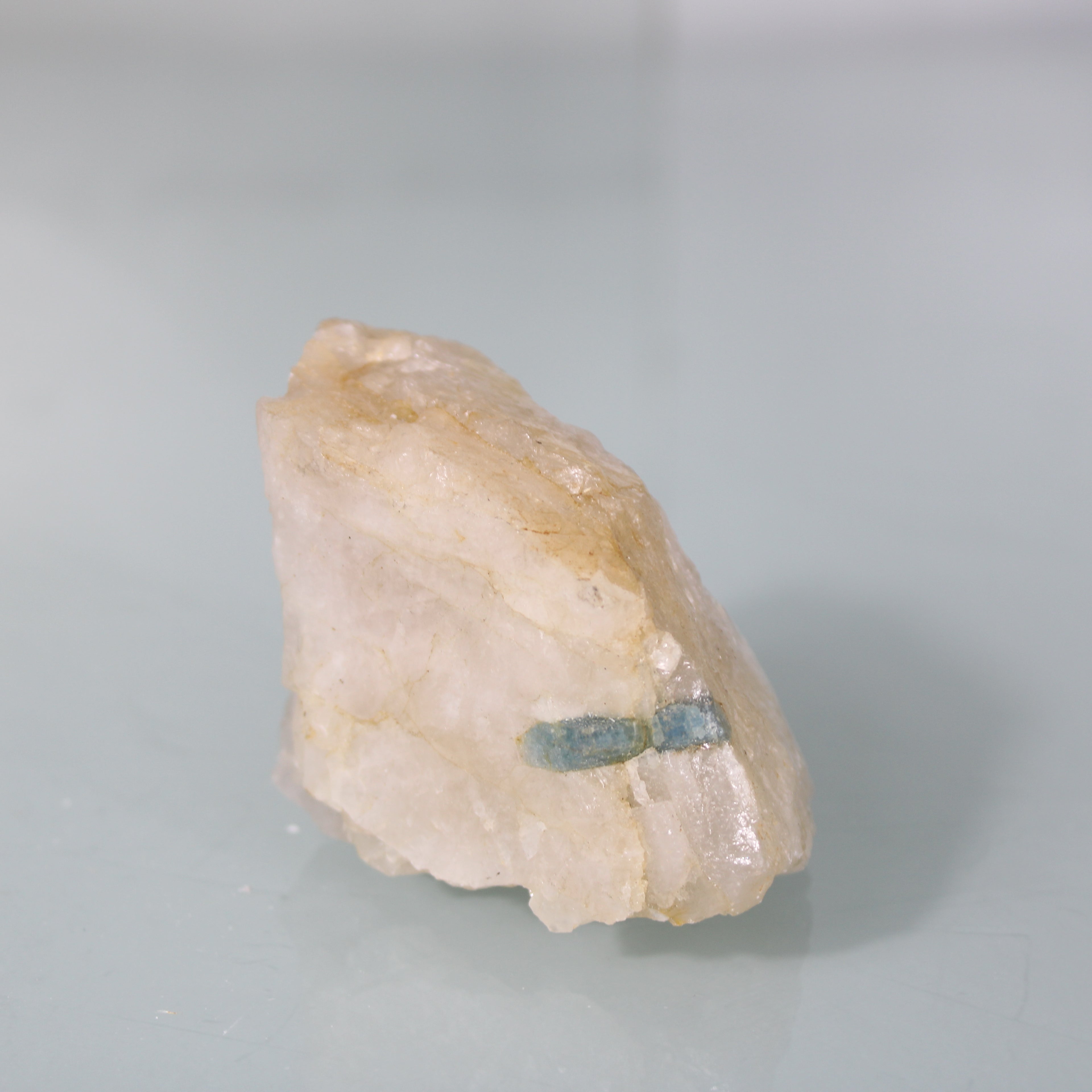 Aquamarine in the Matrix – Contrast and Natural Authenticity
