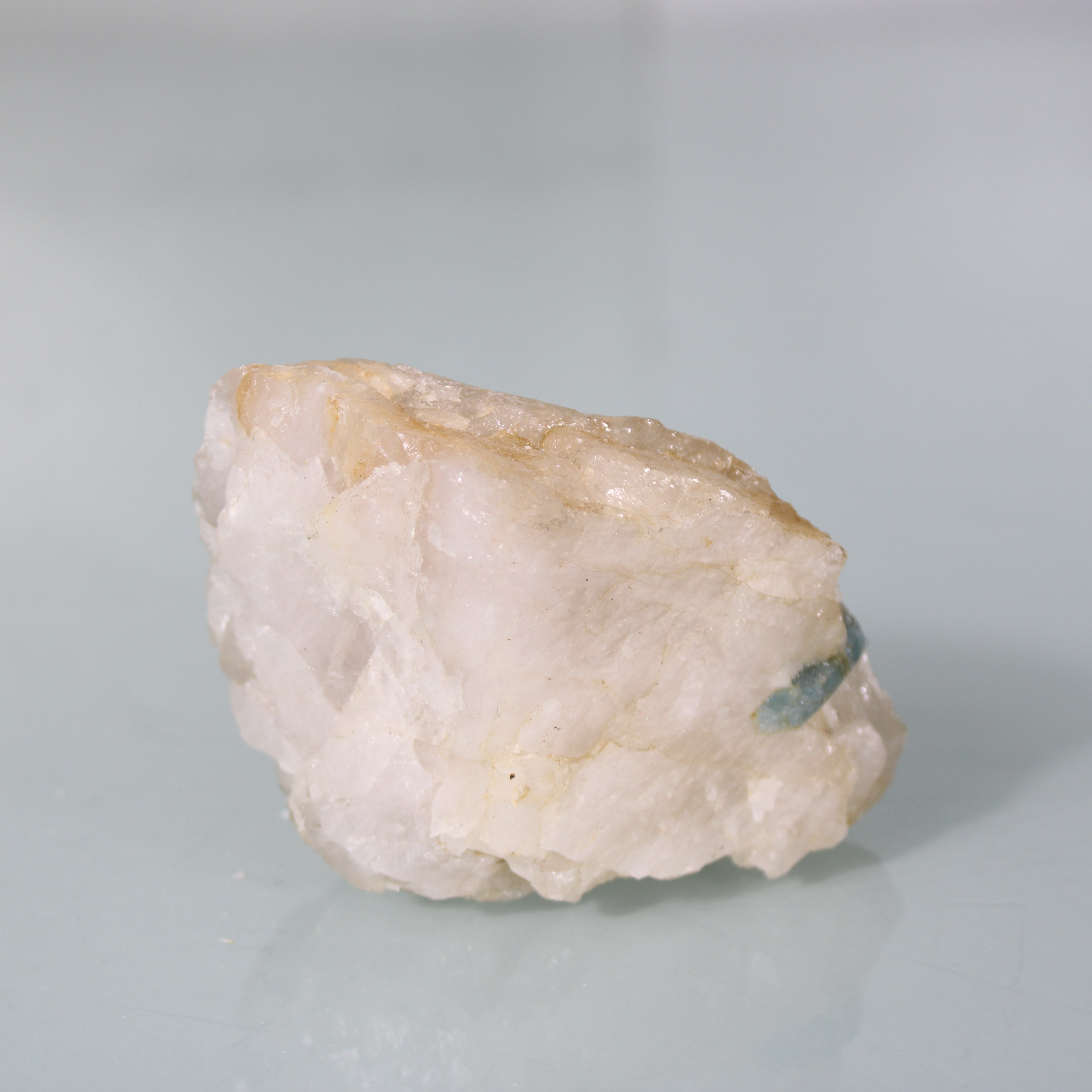Aquamarine in the Matrix – Contrast and Natural Authenticity