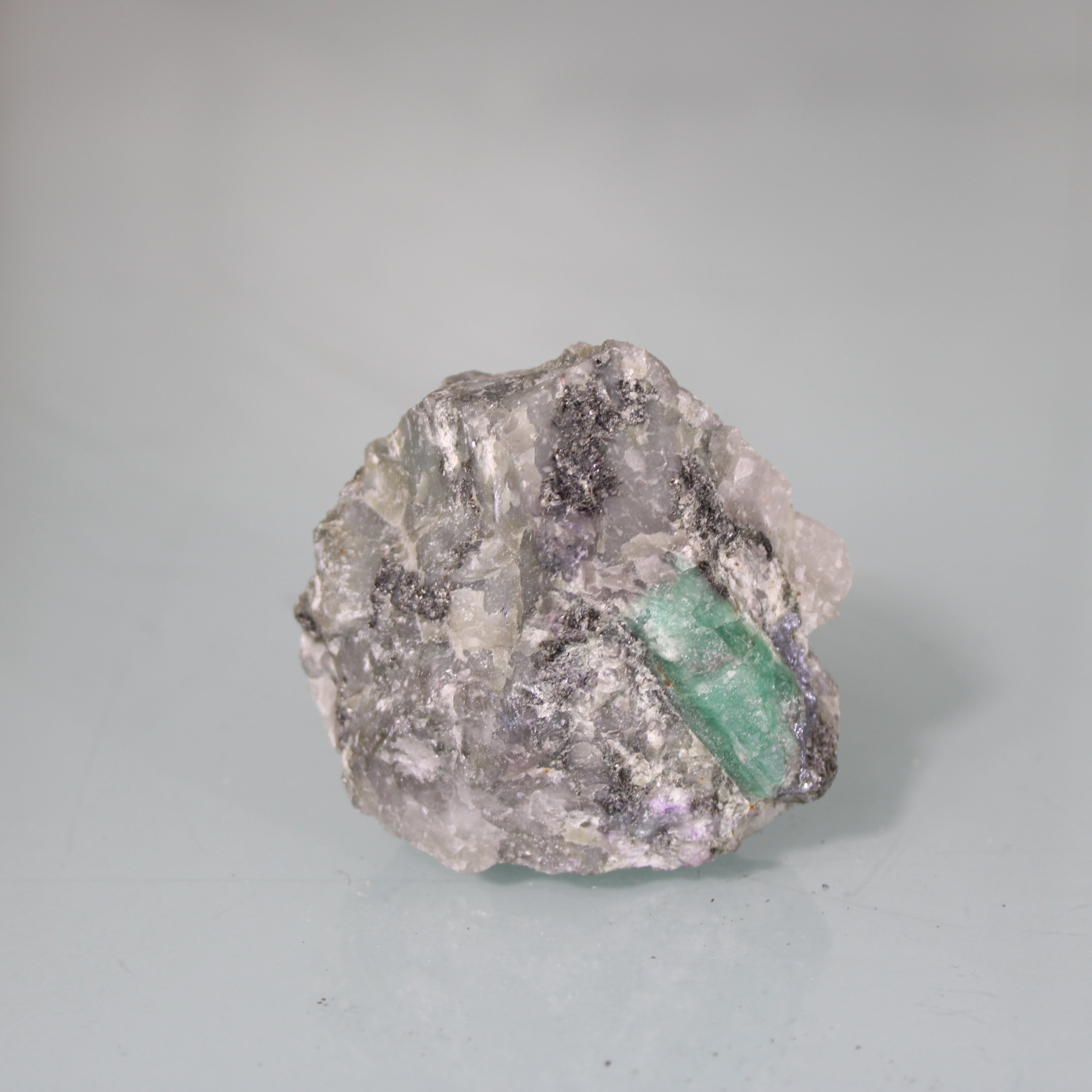 Emerald in the Matrix – Natural Contrast of Tones