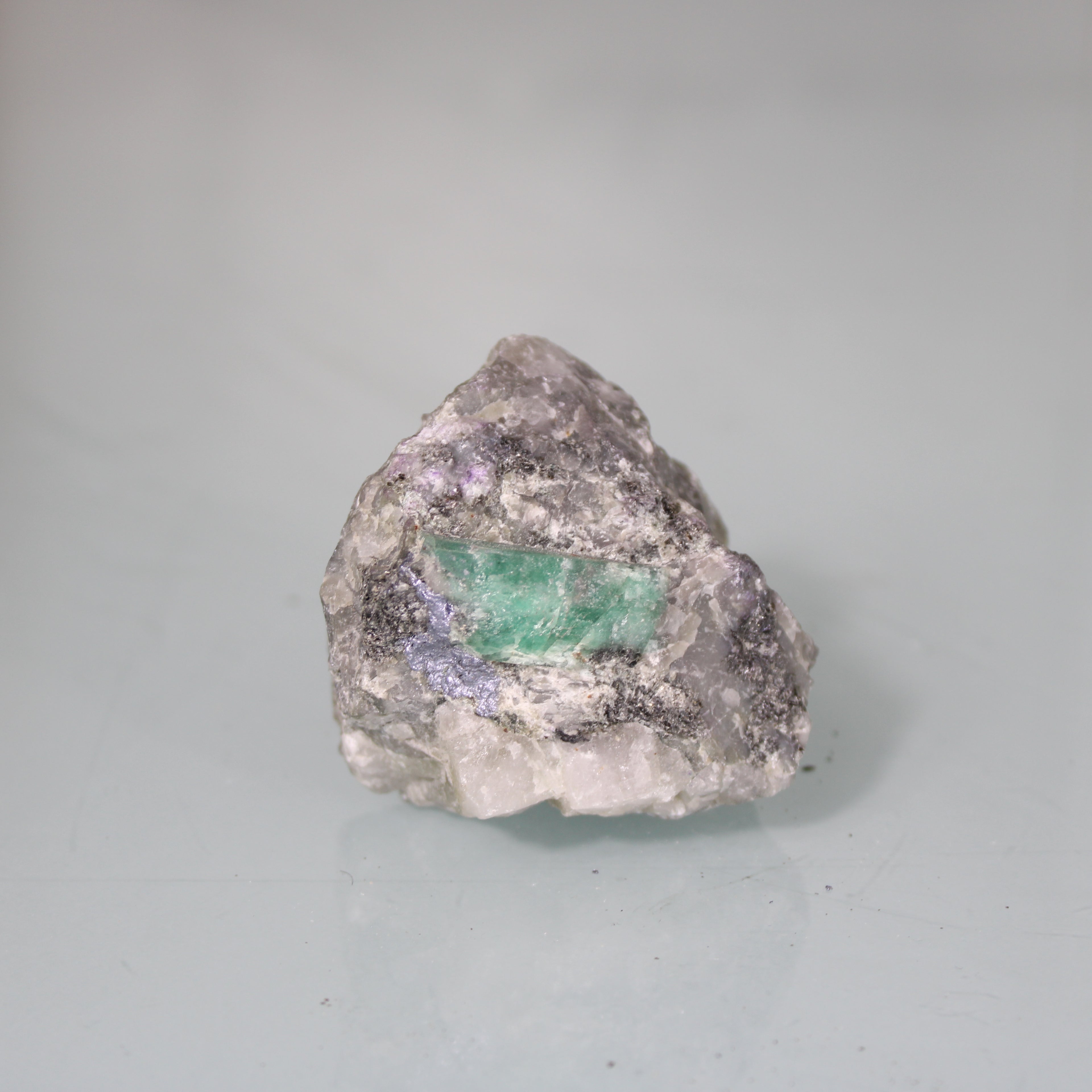Emerald in the Matrix – Natural Contrast of Tones