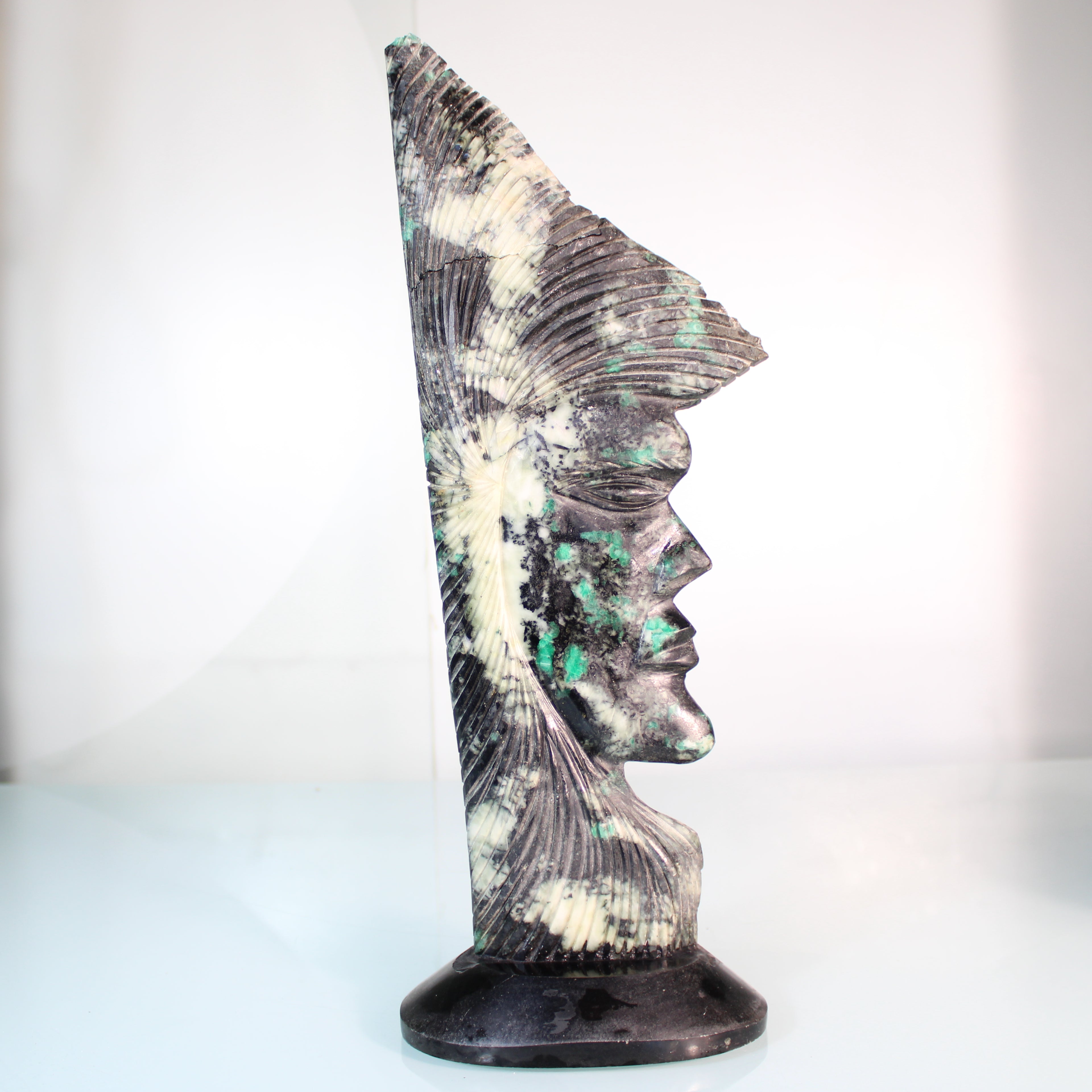 Escultura em Canga de Esmeralda – Arte Mineral Única