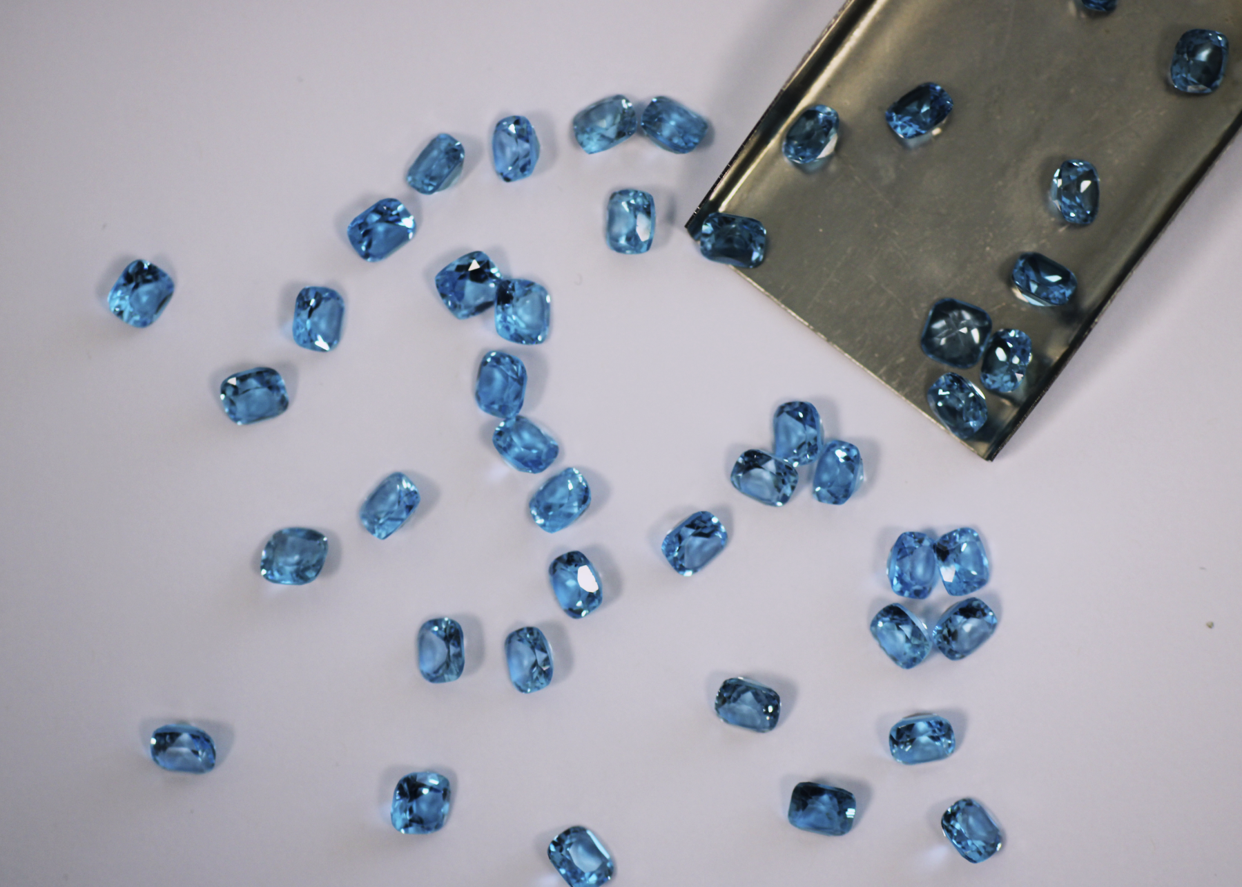 Topázio Natural Cushion 8 mm – Lote de 46 Unidades (120,22 ct)