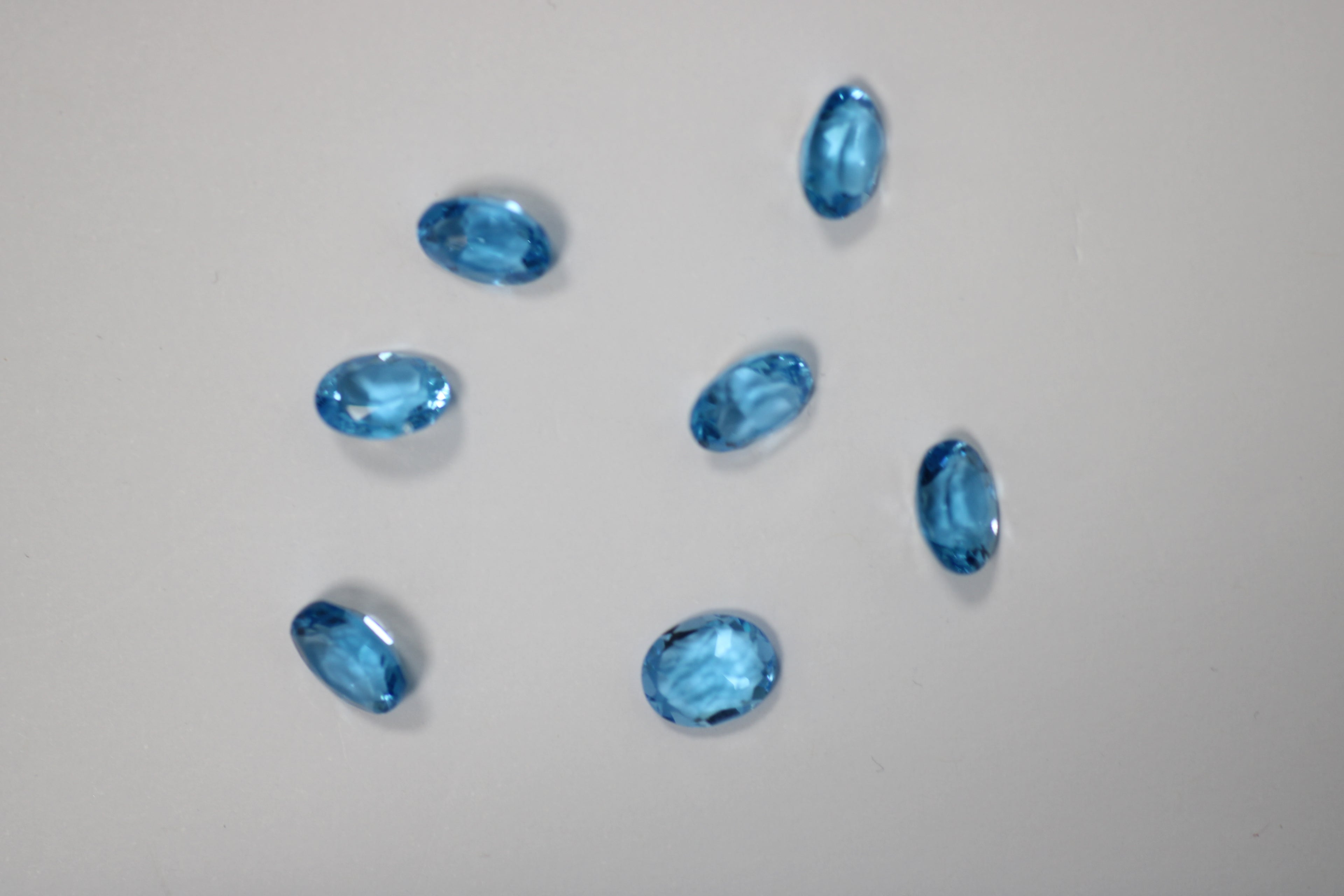 Topázios Ovais Azul Suisse 8 x 10 mm – Lote de 7 Unidades (22,34 ct)