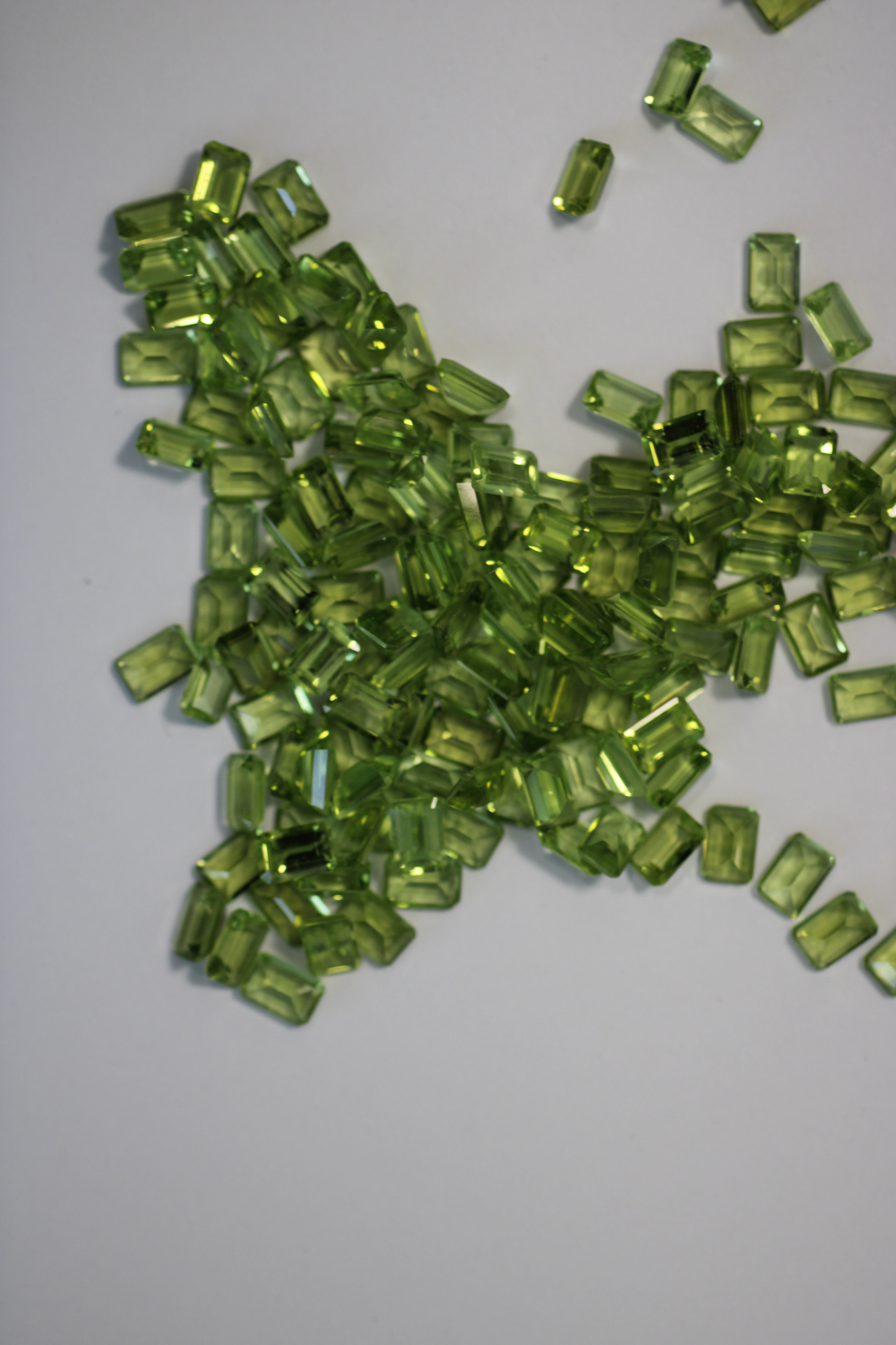 Peridotos Corte Esmeralda Verde – Lote de 62 Unidades (104 ct)