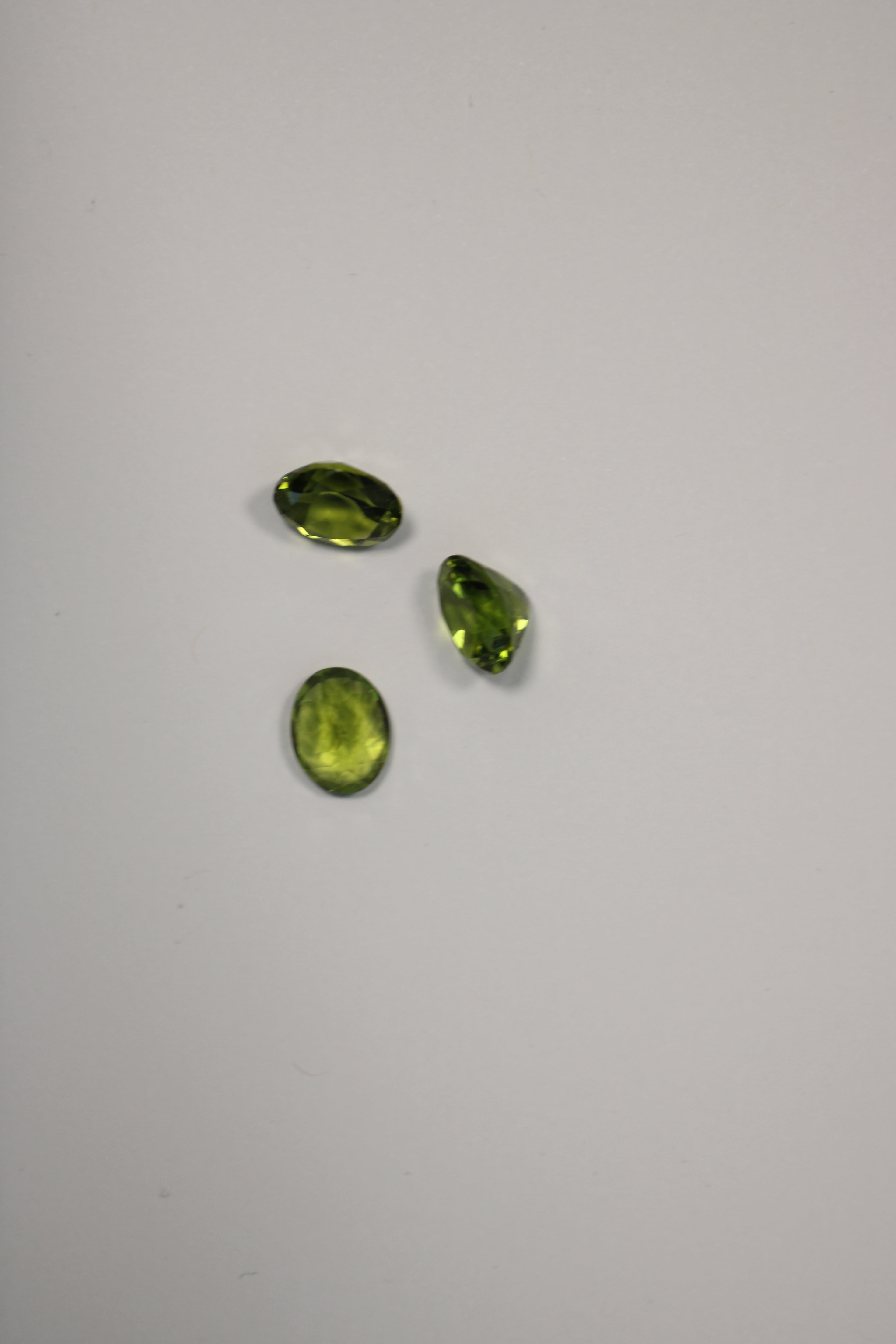 Peridotos Ovais Verde – Lote de 3 Unidades (9,95 ct)
