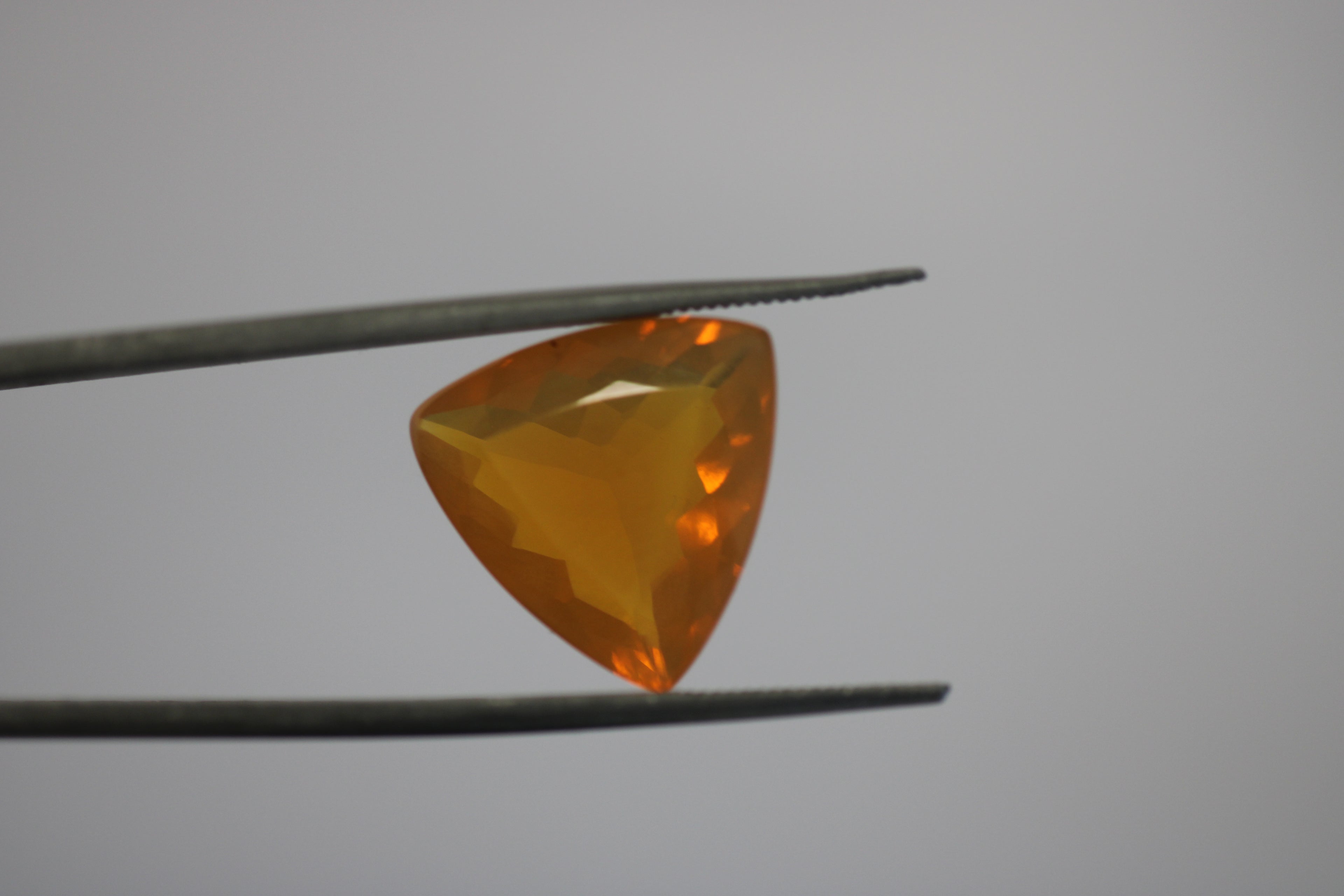 Opala de Fogo Trillion – 1 Unidade (8,90 ct)