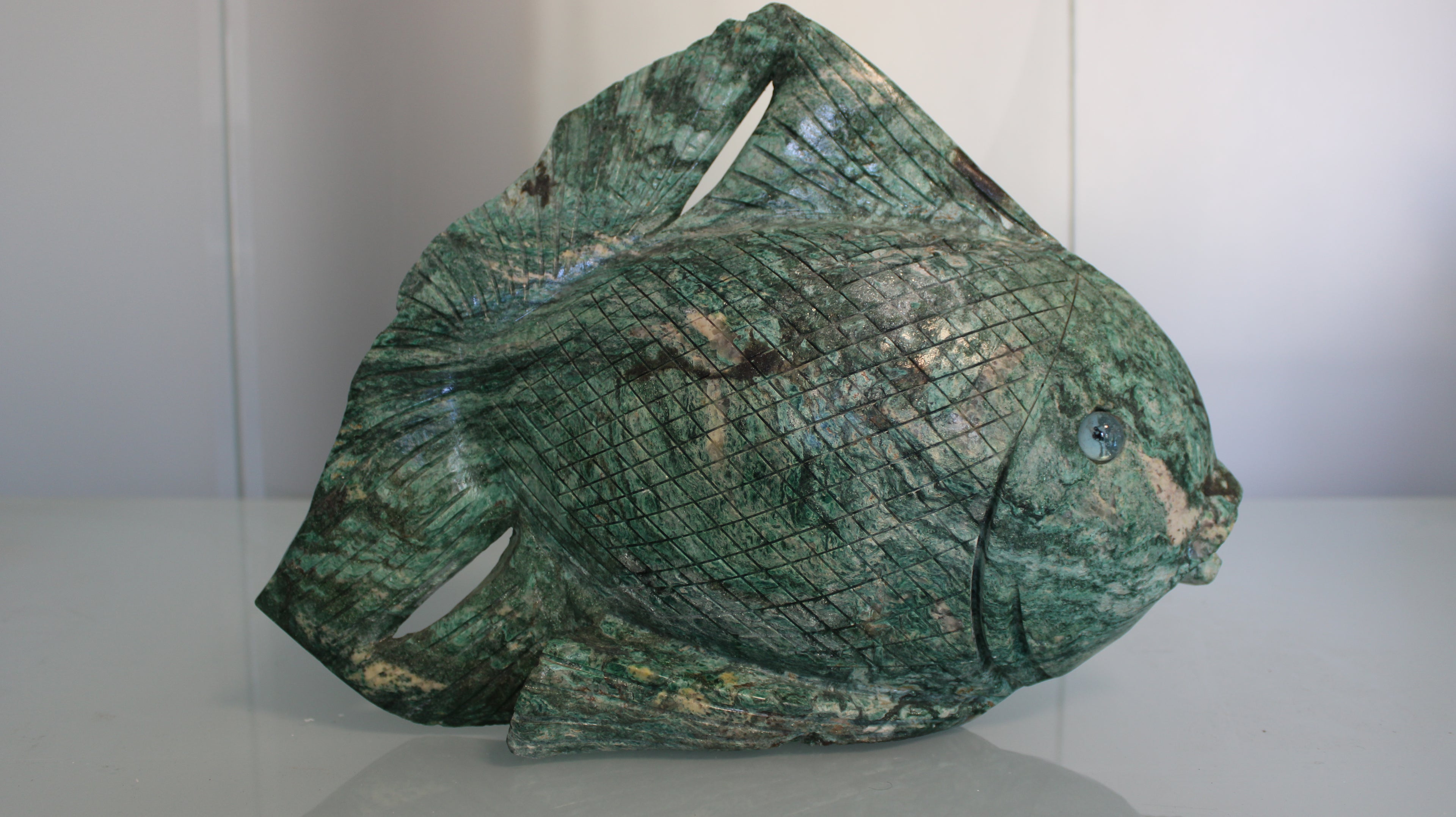Escultura de Peixe Tropical em Serpentinita Verde – Arte Natural Entalhada à Mão
