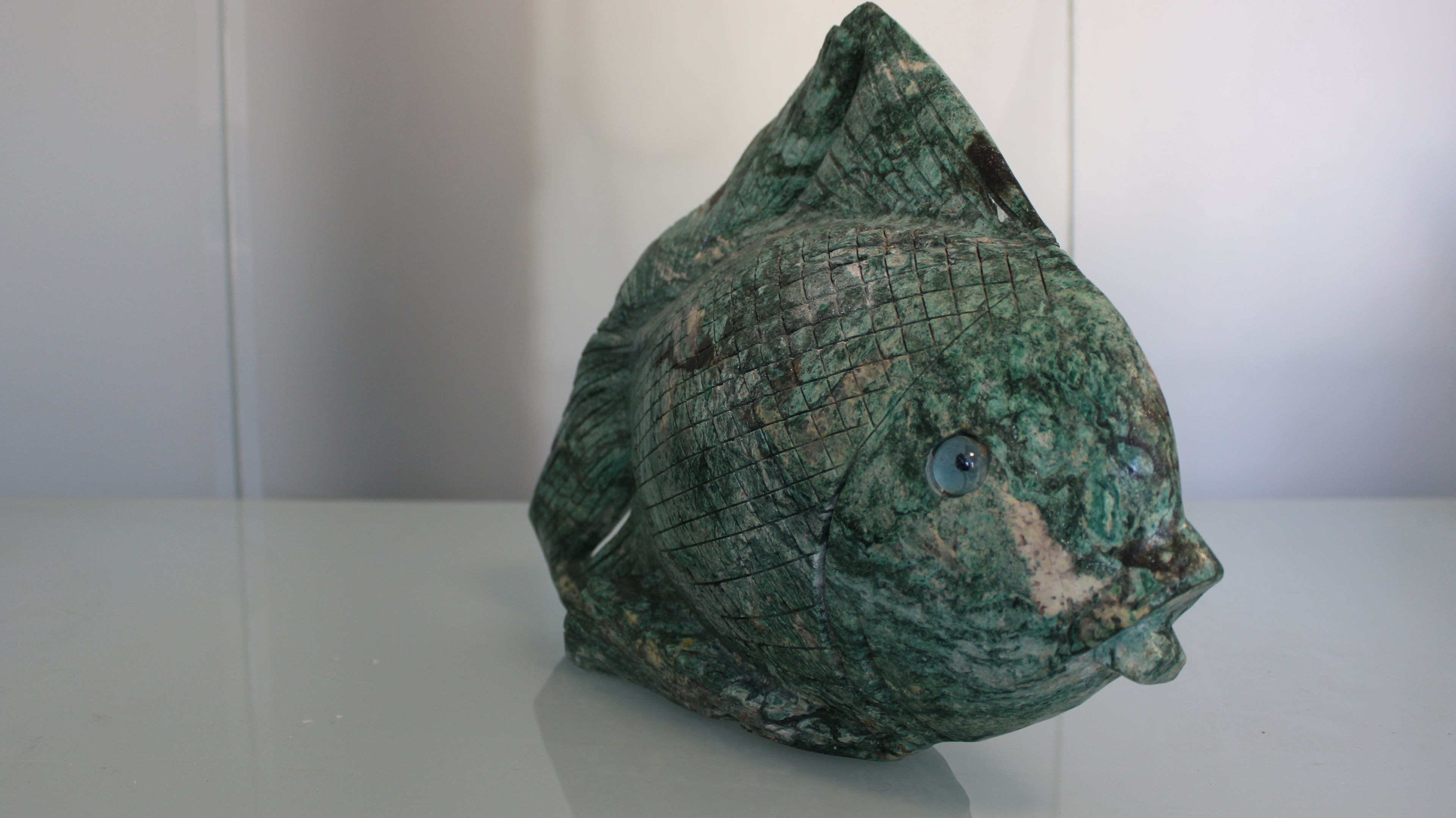 Escultura de Peixe Tropical em Serpentinita Verde – Arte Natural Entalhada à Mão