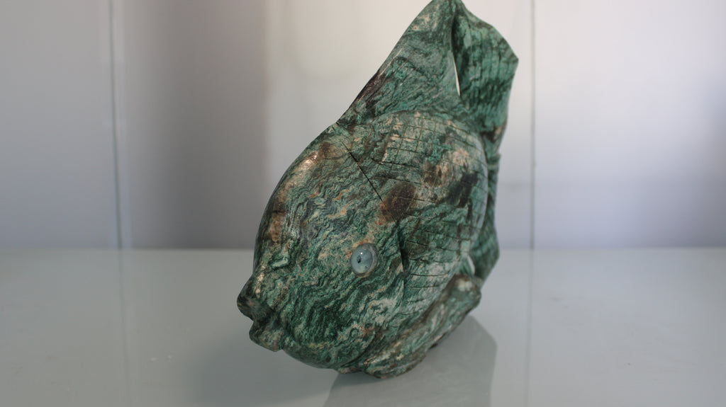 Escultura de Peixe Tropical em Serpentinita Verde – Arte Natural Entalhada à Mão