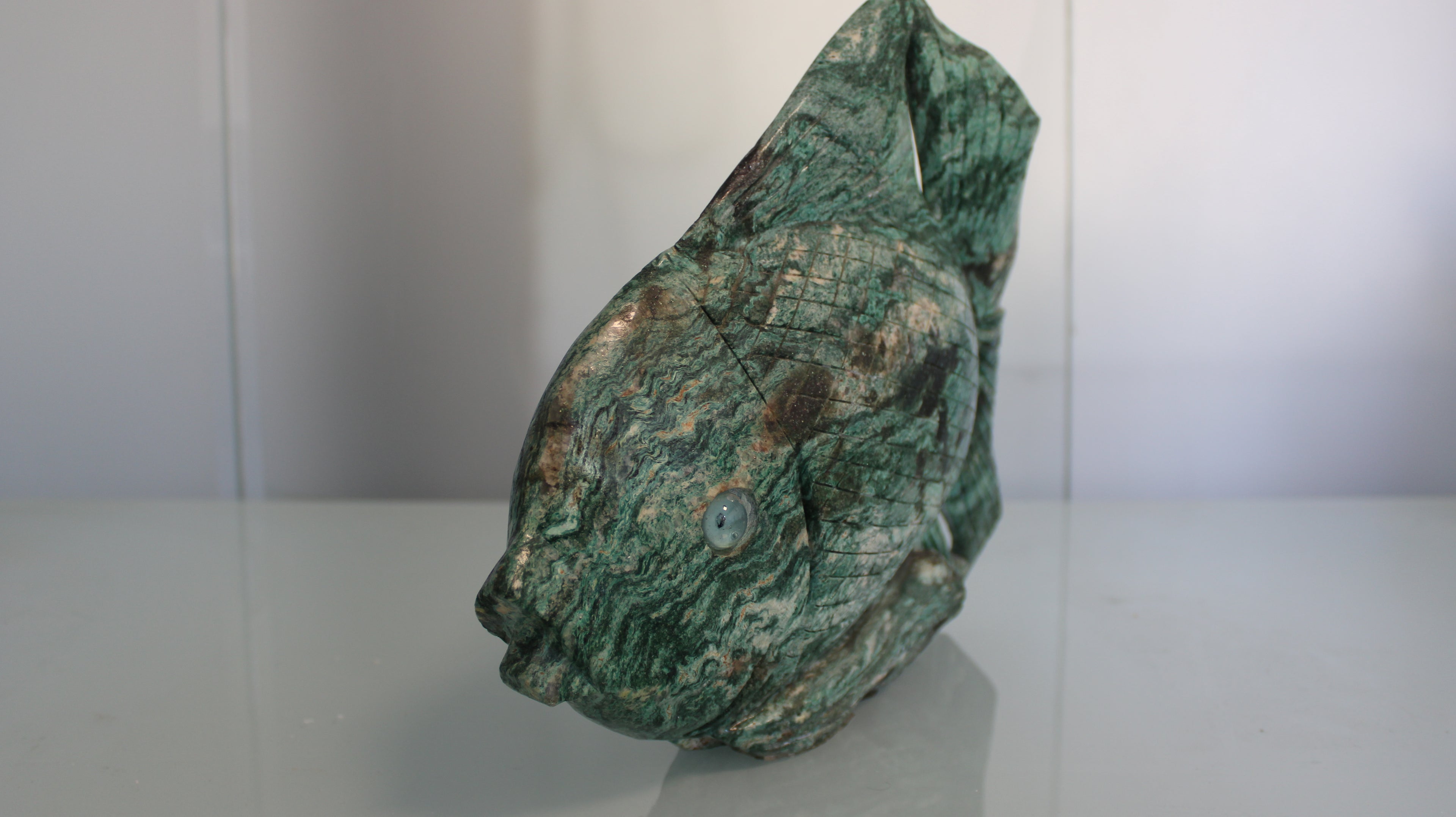 Escultura de Peixe Tropical em Serpentinita Verde – Arte Natural Entalhada à Mão
