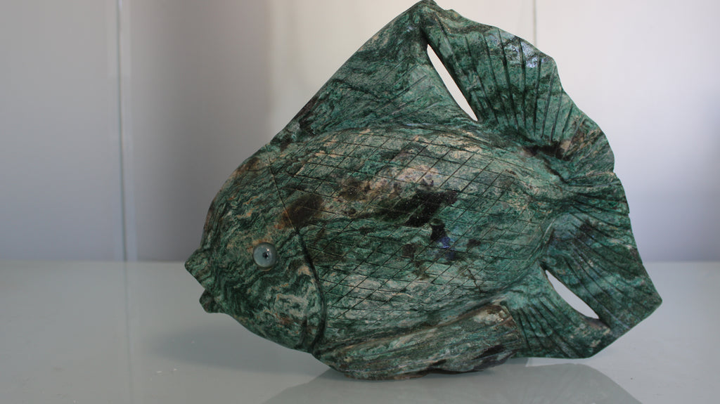Escultura de Peixe Tropical em Serpentinita Verde – Arte Natural Entalhada à Mão
