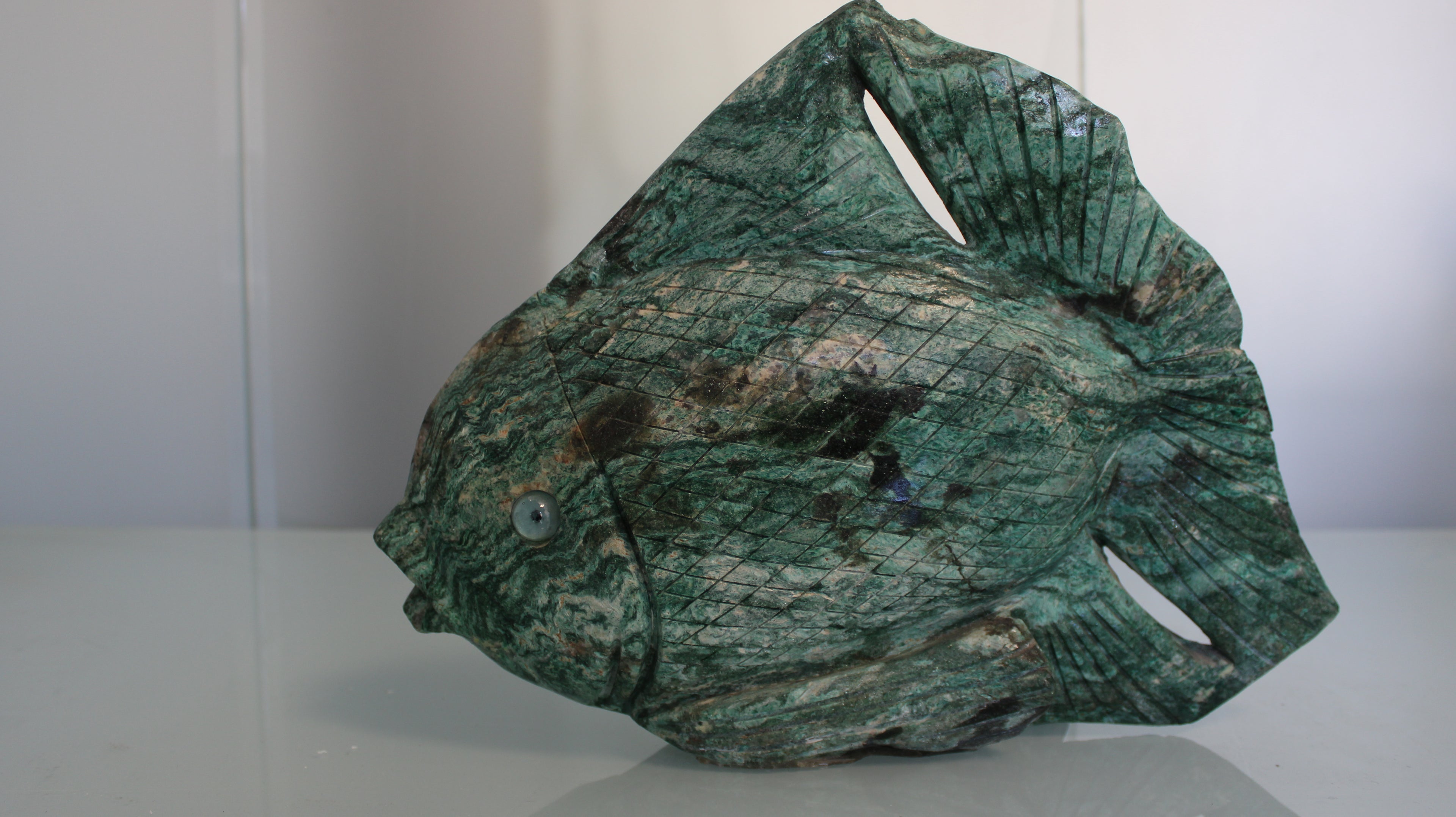 Escultura de Peixe Tropical em Serpentinita Verde – Arte Natural Entalhada à Mão