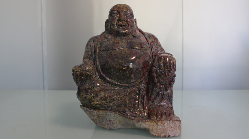 Buda Entalhado em Matriz de Rubi Natural – Escultura em Coríndon Raro