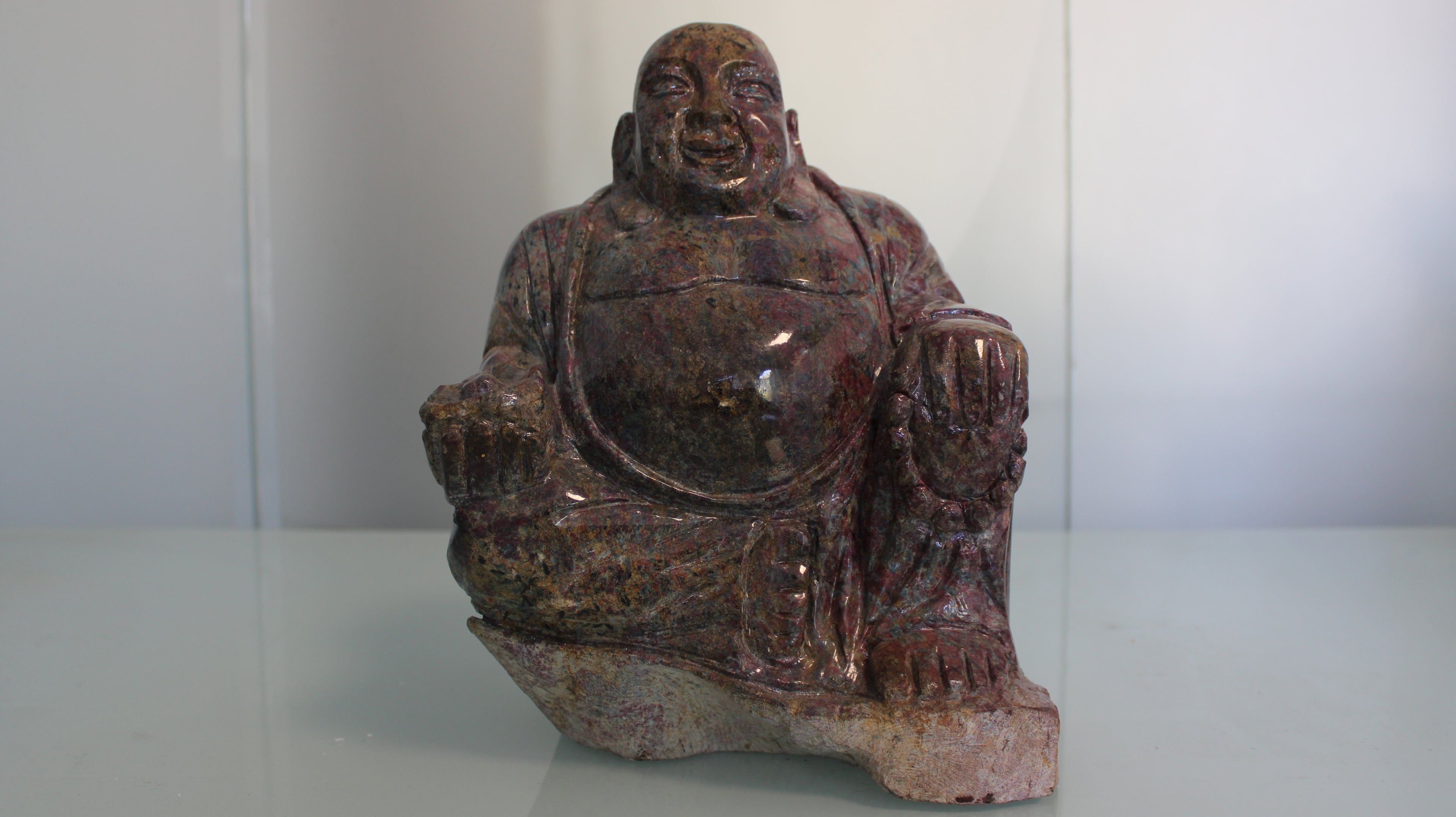 Buda Entalhado em Matriz de Rubi Natural – Escultura em Coríndon Raro