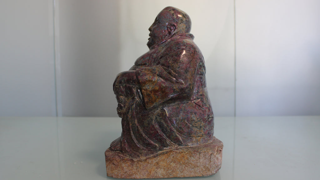 Buda Entalhado em Matriz de Rubi Natural – Escultura em Coríndon Raro