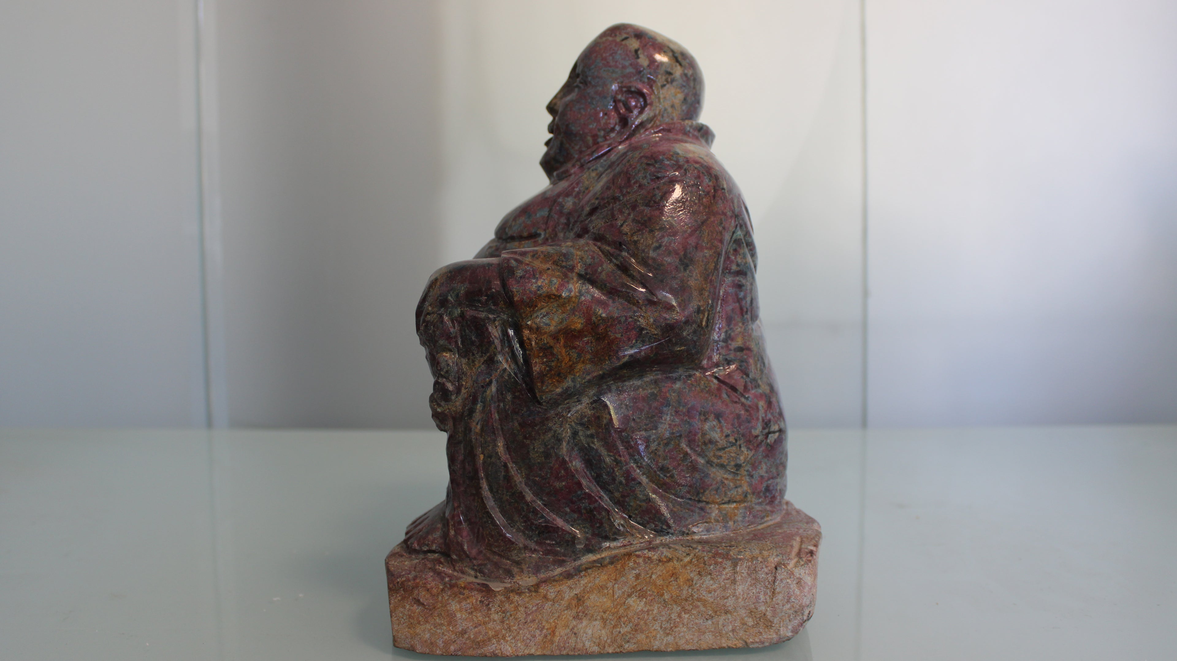 Buda Entalhado em Matriz de Rubi Natural – Escultura em Coríndon Raro