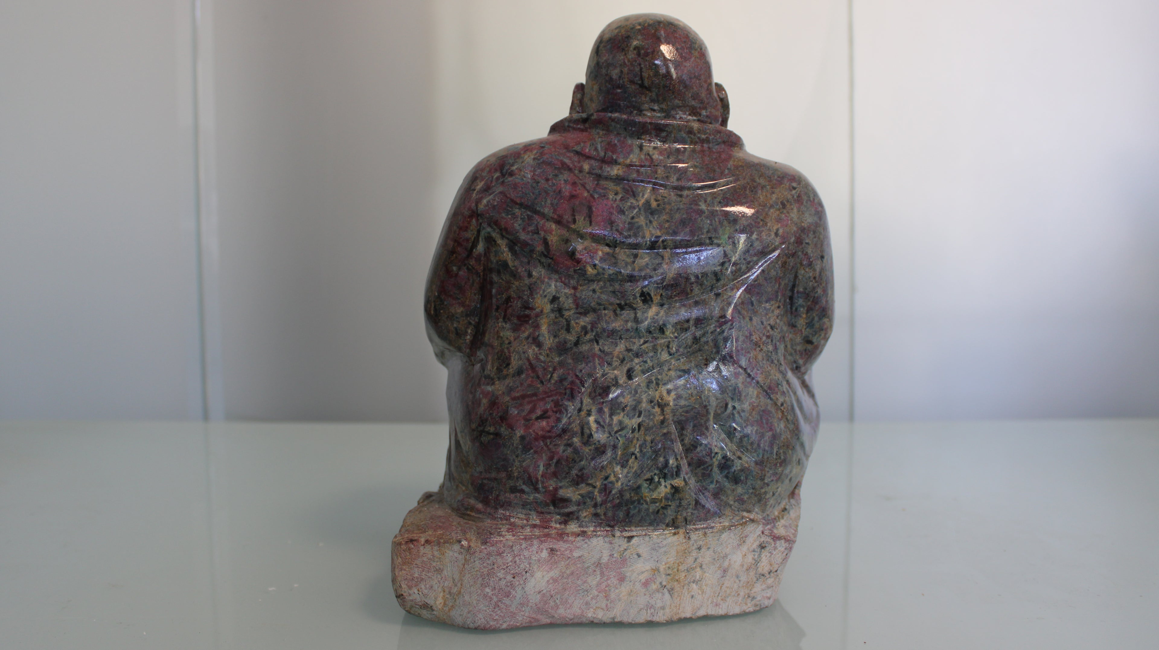 Buda Entalhado em Matriz de Rubi Natural – Escultura em Coríndon Raro