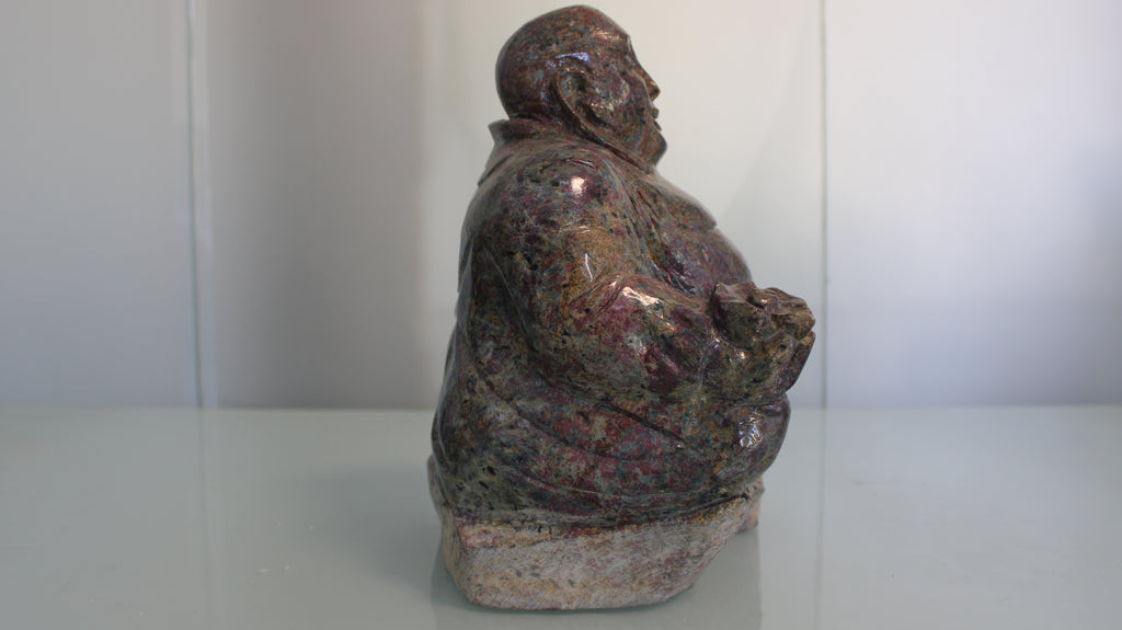Buda Entalhado em Matriz de Rubi Natural – Escultura em Coríndon Raro