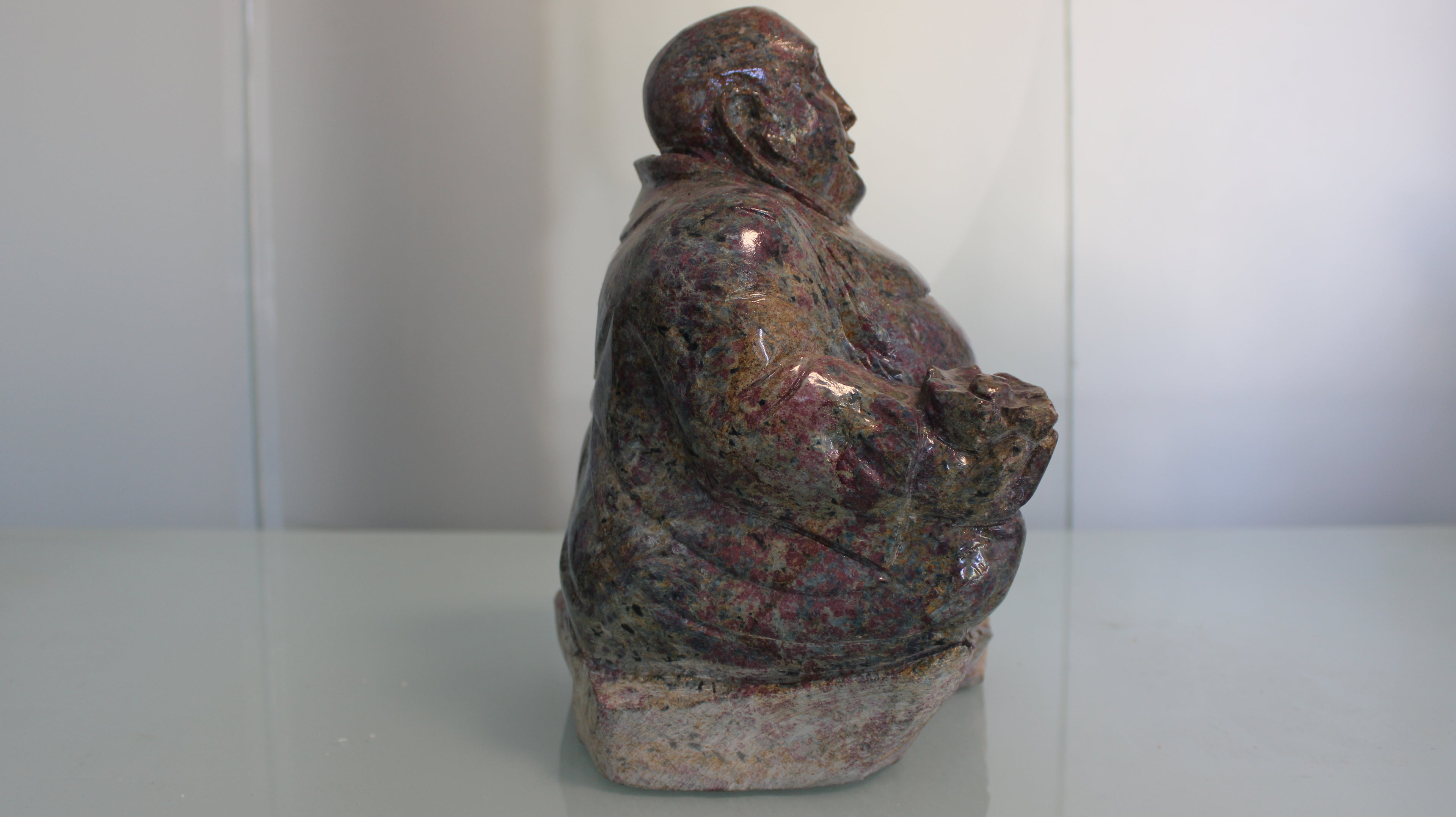 Buda Entalhado em Matriz de Rubi Natural – Escultura em Coríndon Raro
