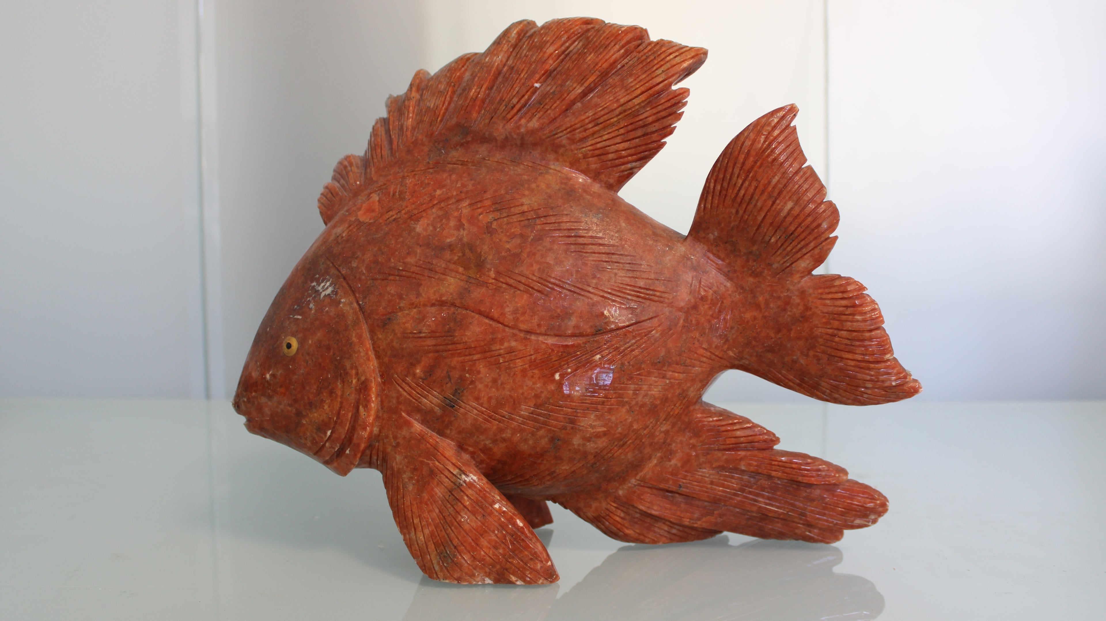 Escultura de Peixe Tropical em Pedra Natural Vermelha – Arte Entalhada à Mão