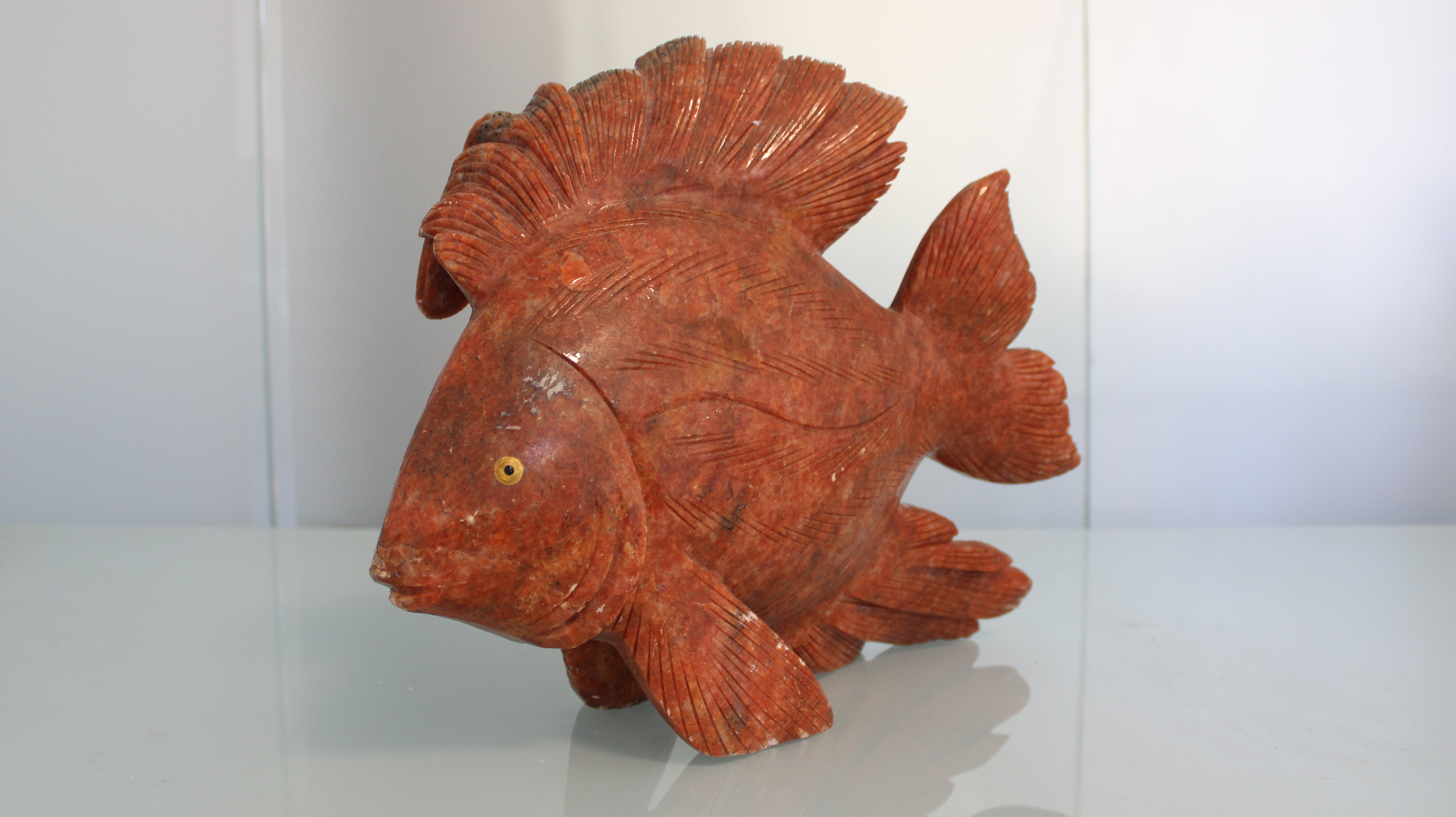 Escultura de Peixe Tropical em Pedra Natural Vermelha – Arte Entalhada à Mão