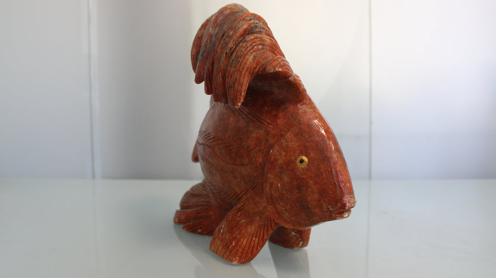 Escultura de Peixe Tropical em Pedra Natural Vermelha – Arte Entalhada à Mão