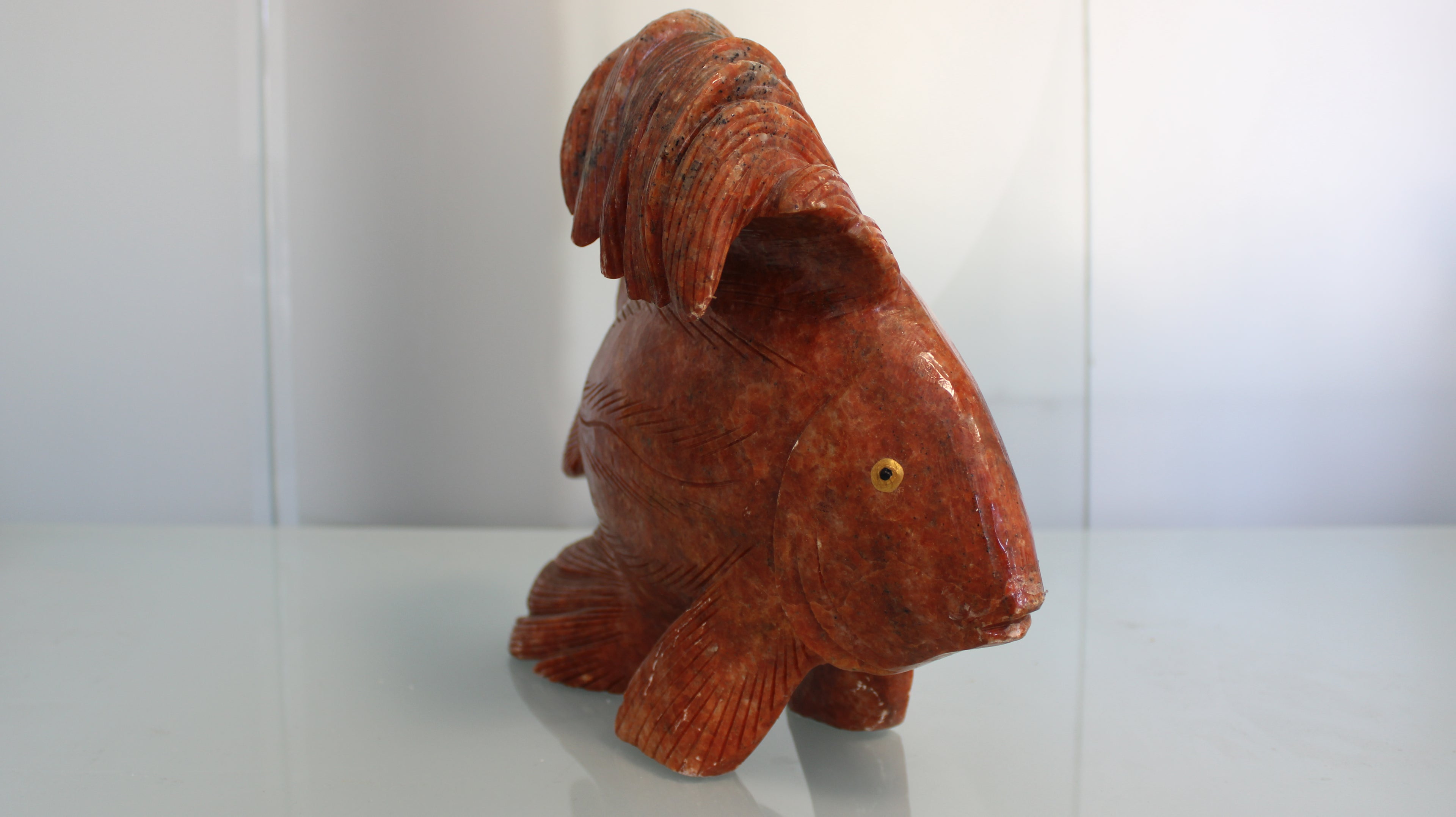 Escultura de Peixe Tropical em Pedra Natural Vermelha – Arte Entalhada à Mão