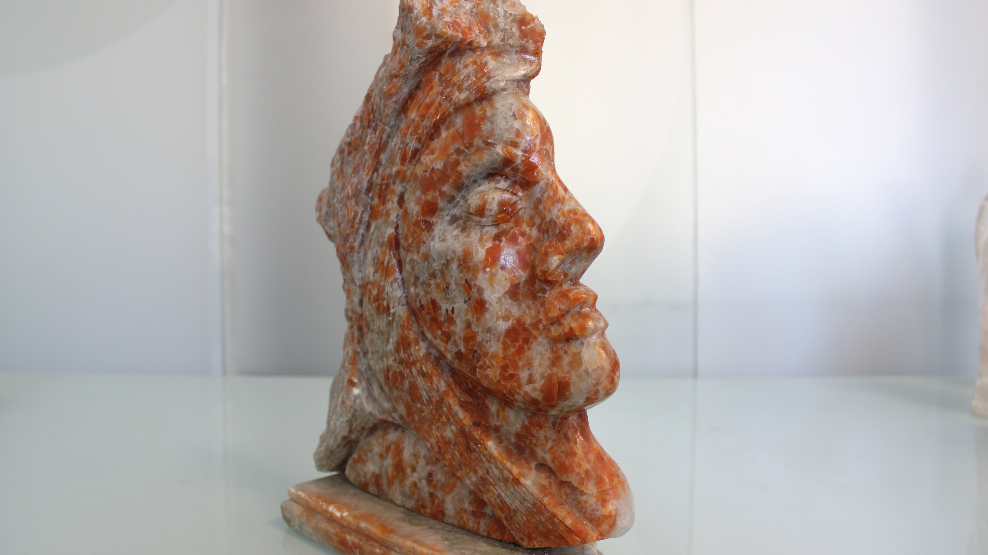 Escultura Tribal em Pedra Natural – Perfil Masculino Entalhado à Mão