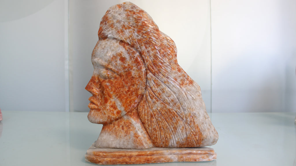 Escultura Feminina em Calcita Laranja – Perfil Entalhado à Mão