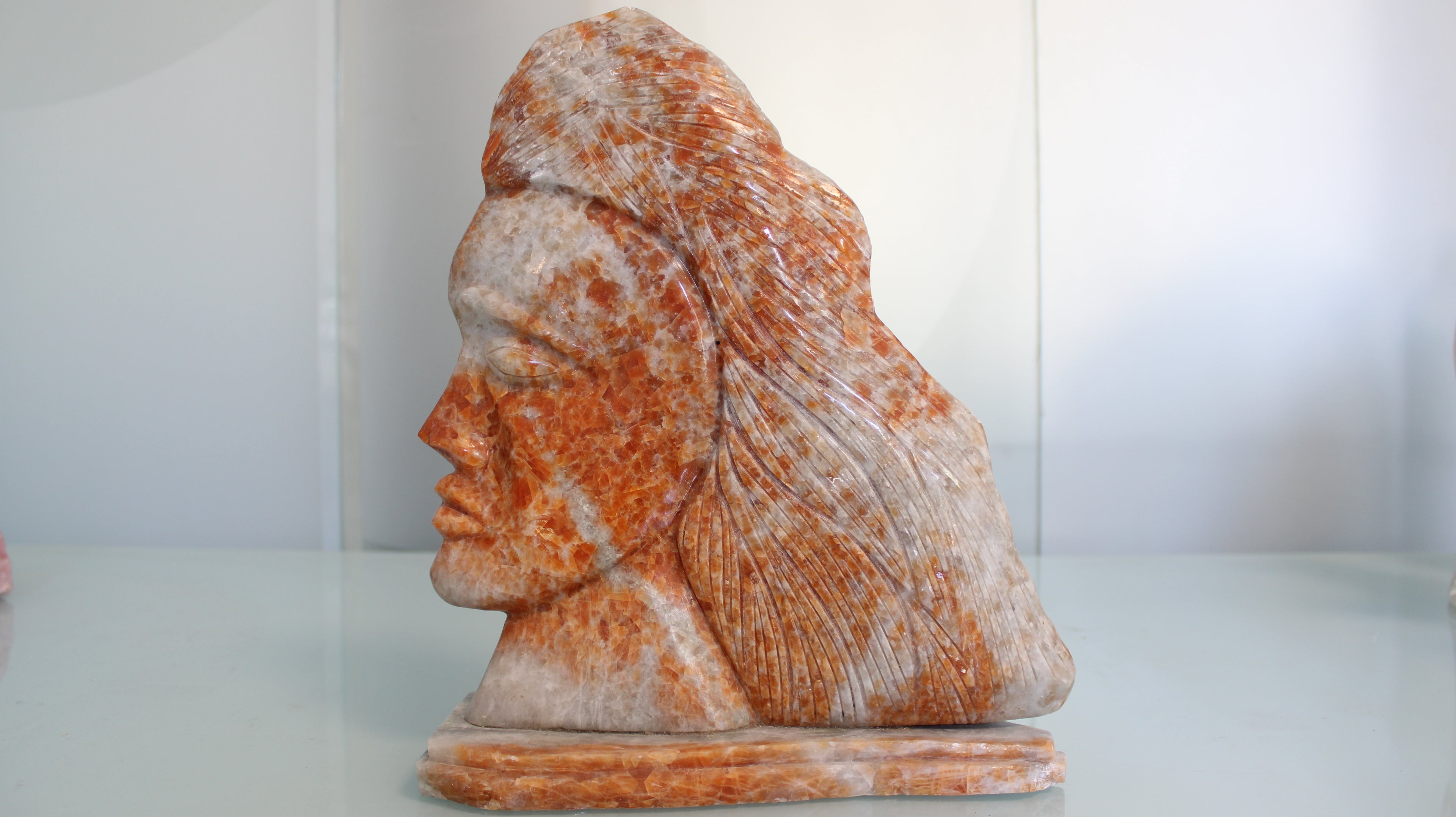 Escultura Feminina em Calcita Laranja – Perfil Entalhado à Mão