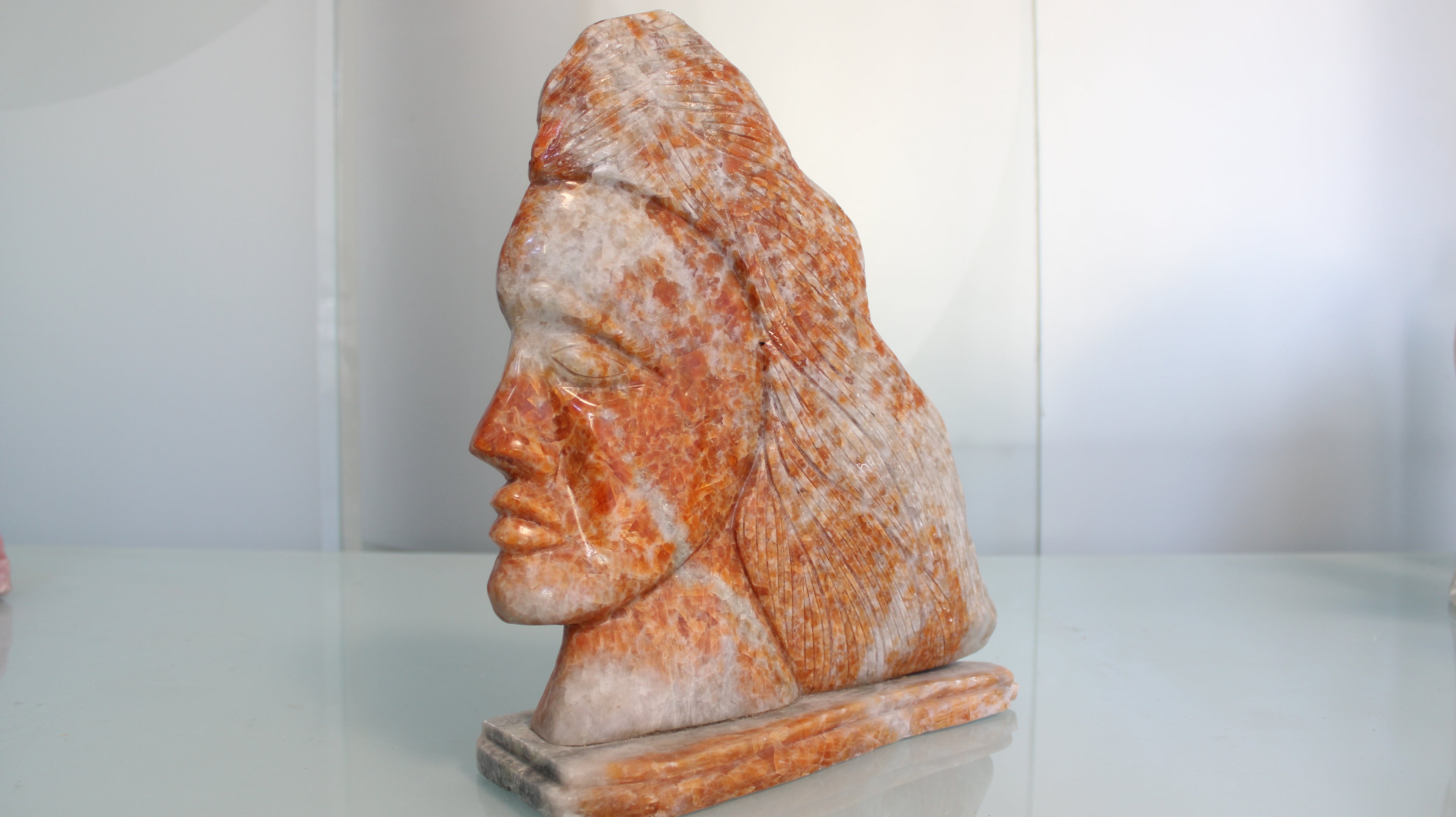 Escultura Feminina em Calcita Laranja – Perfil Entalhado à Mão