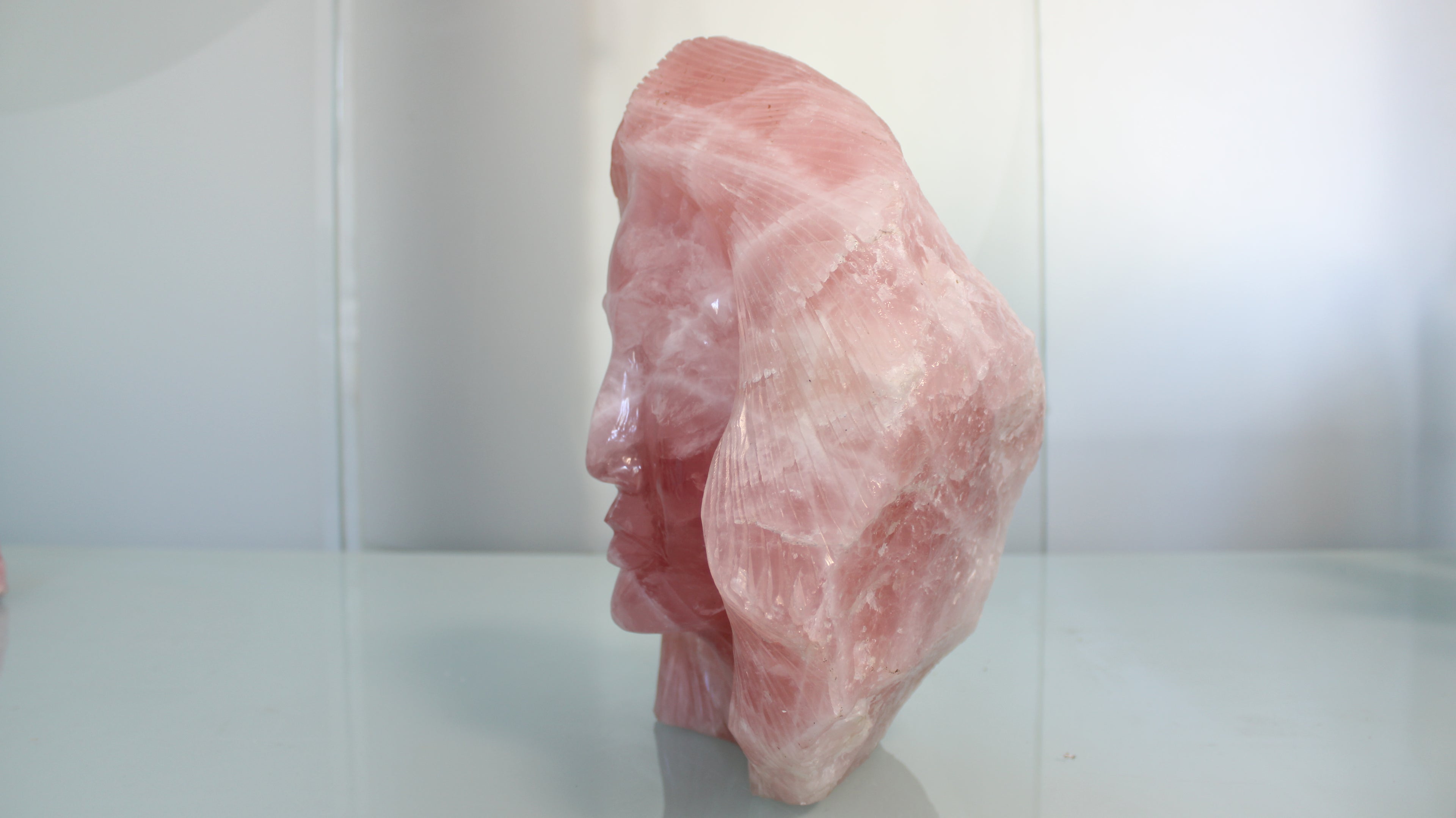 Escultura em Quartzo Rosa – Rosto Entalhado à Mão