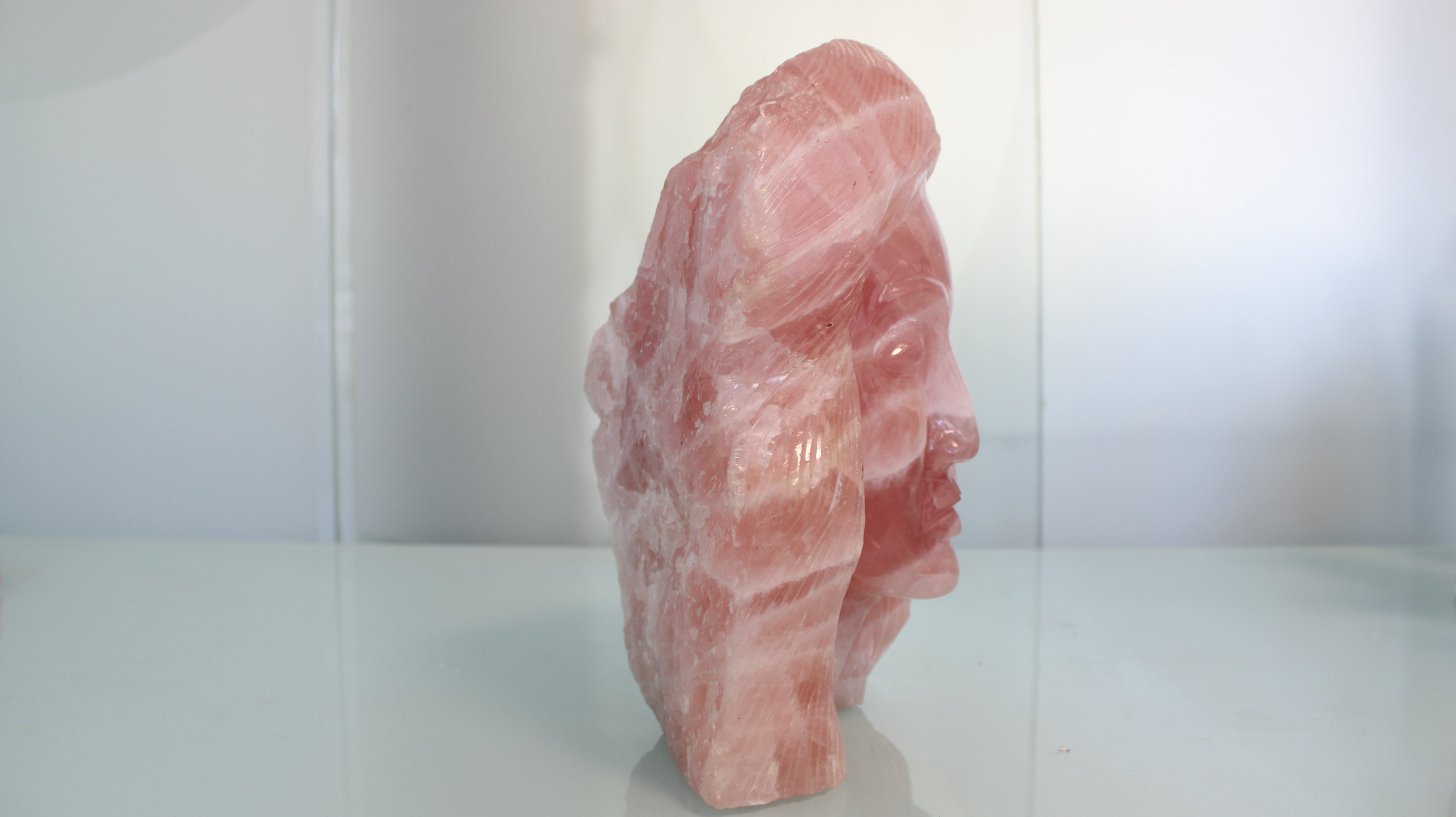 Escultura em Quartzo Rosa – Rosto Entalhado à Mão