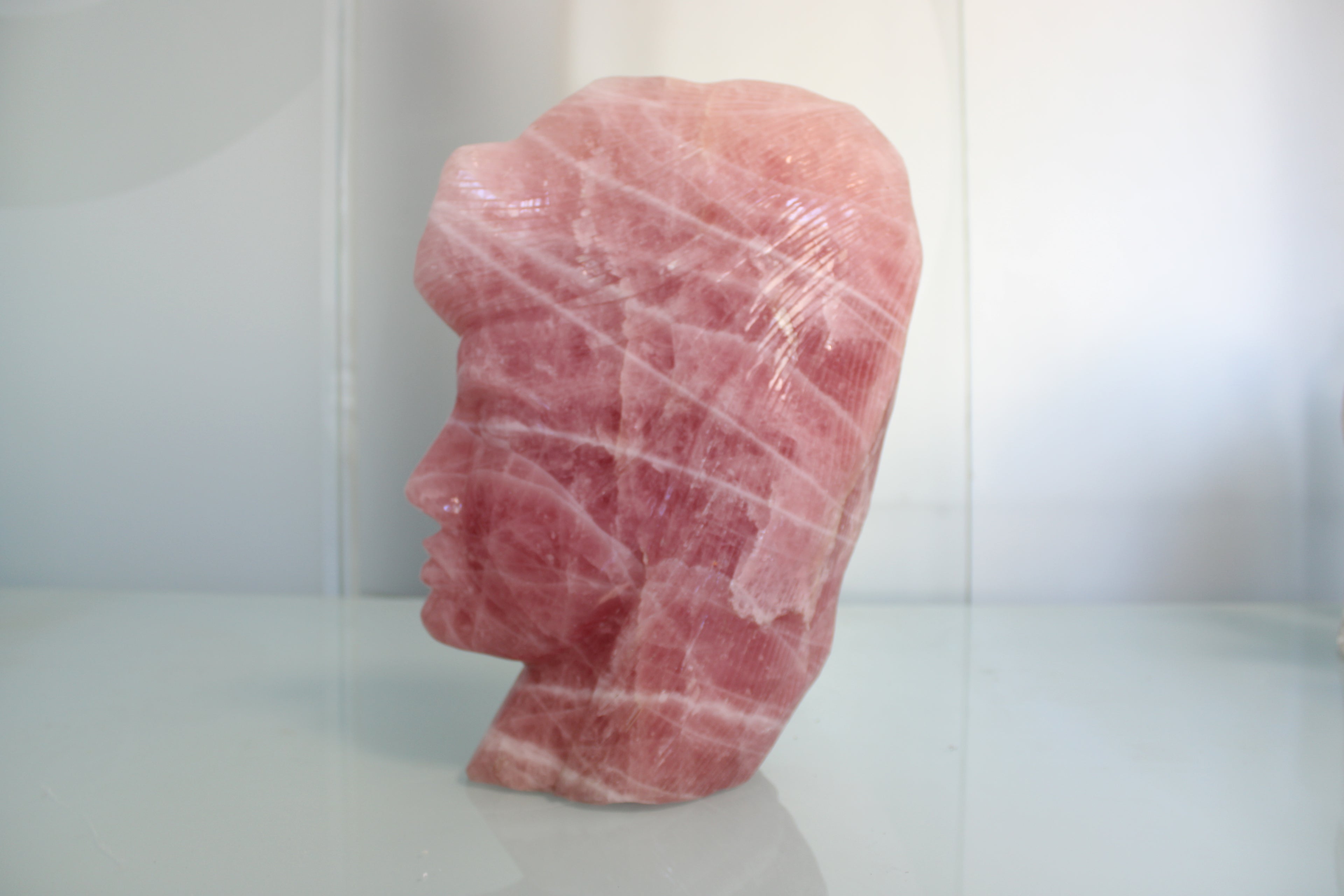 Escultura em Quartzo Rosa – Rosto Entalhado à Mão