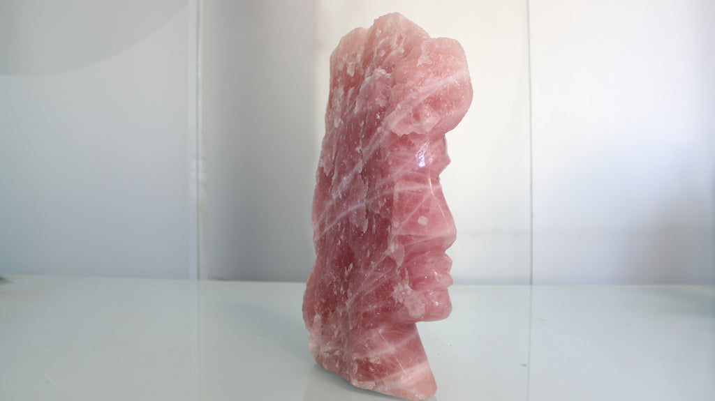 Escultura em Quartzo Rosa – Rosto Entalhado à Mão