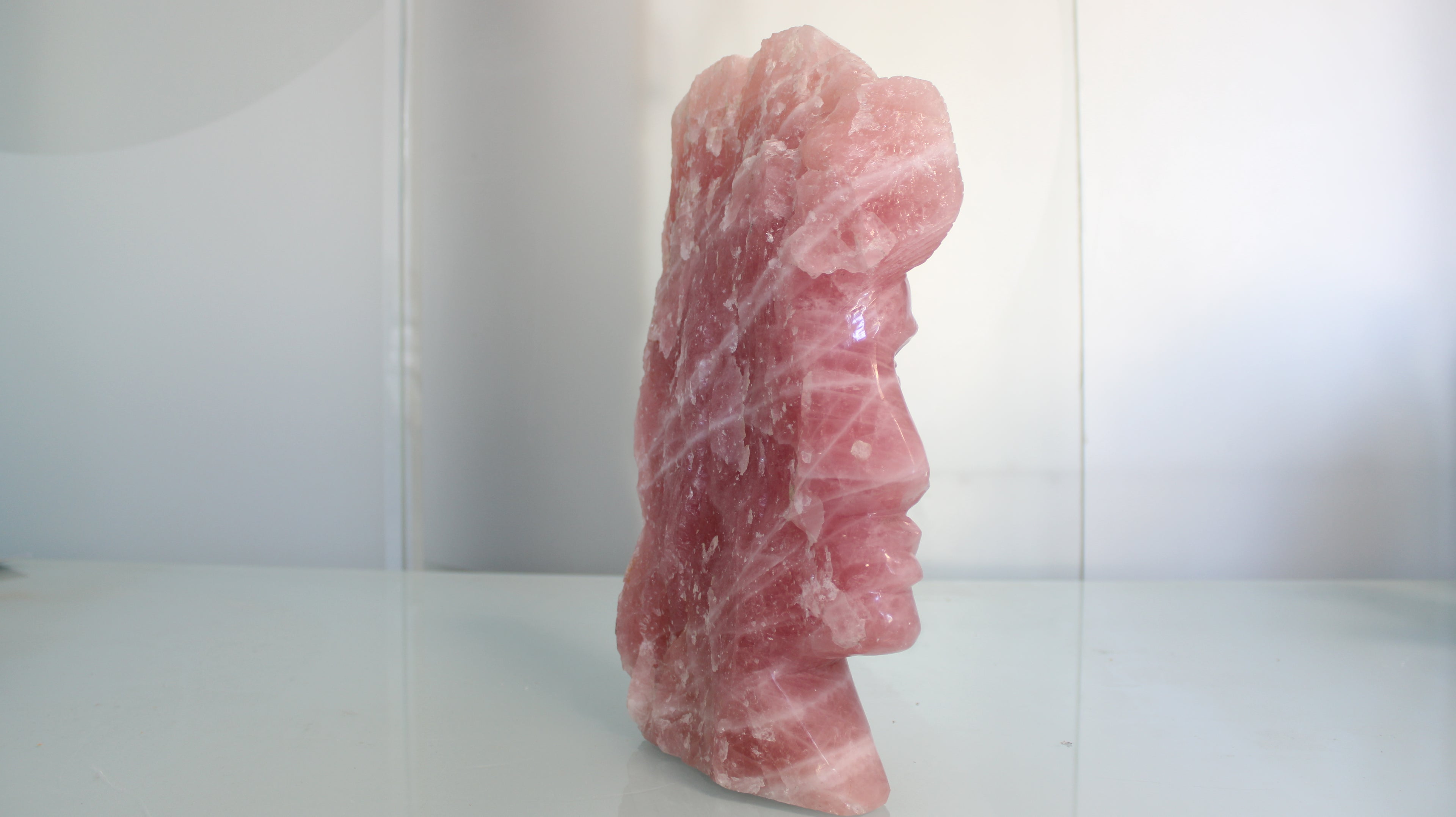 Escultura em Quartzo Rosa – Rosto Entalhado à Mão