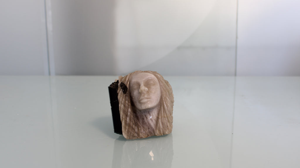 Escultura de Rosto Feminino em Quartzo com Turmalina Negra Incrustada