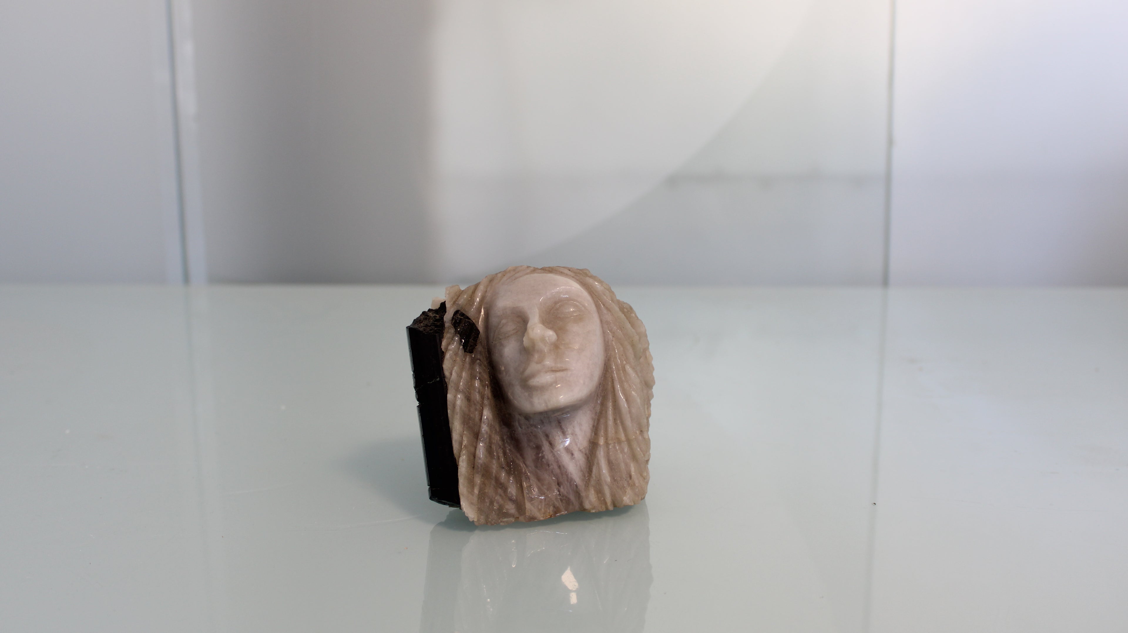 Escultura de Rosto Feminino em Quartzo com Turmalina Negra Incrustada
