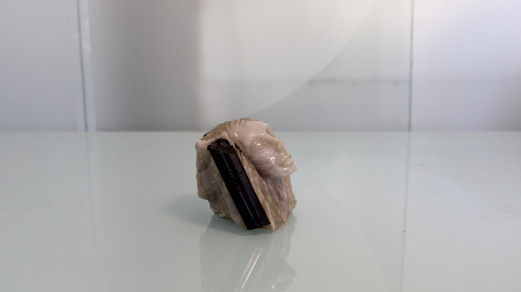 Escultura de Rosto Feminino em Quartzo com Turmalina Negra Incrustada
