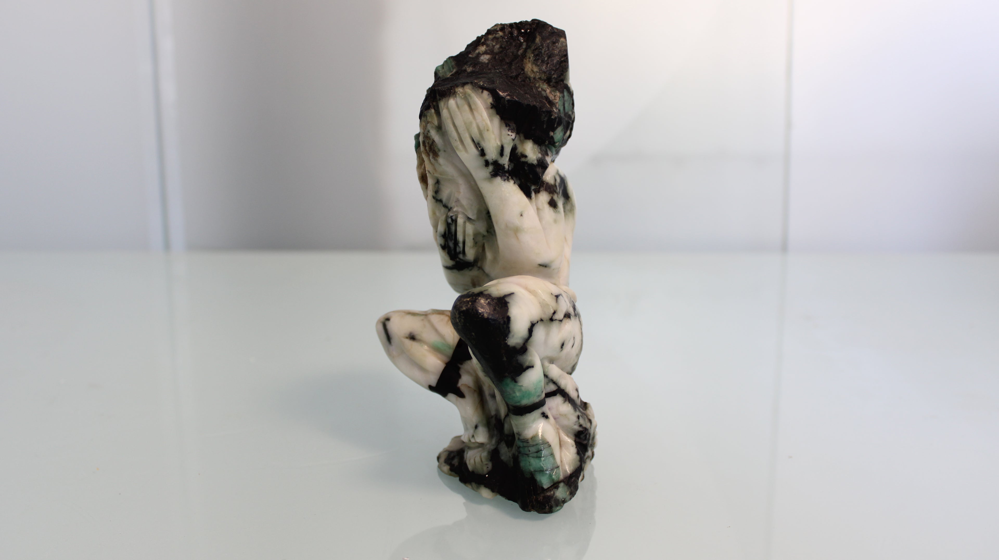 Escultura de Garimpeiro em Canga de Esmeralda – Arte Rústica com Cristais Naturais