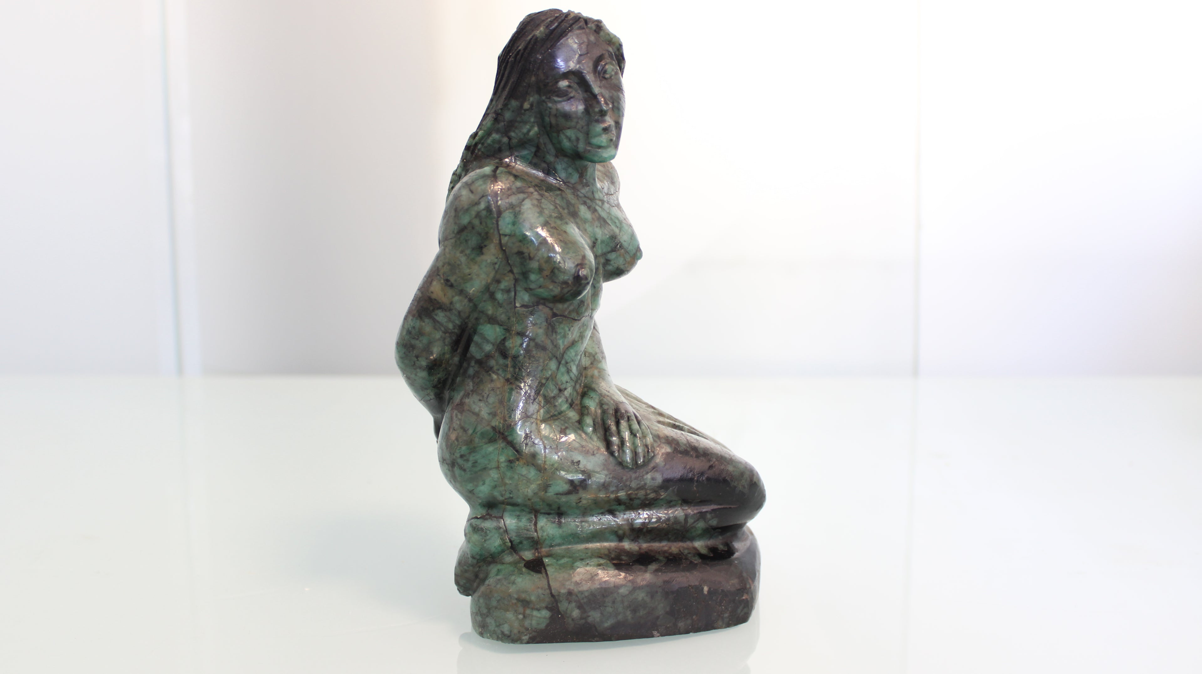 Escultura Feminina em Canga de Esmeralda – Arte Espiritual em Rocha Natural com Esmeraldas Brutas