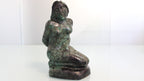 Escultura Feminina em Canga de Esmeralda – Arte Espiritual em Rocha Natural com Esmeraldas Brutas