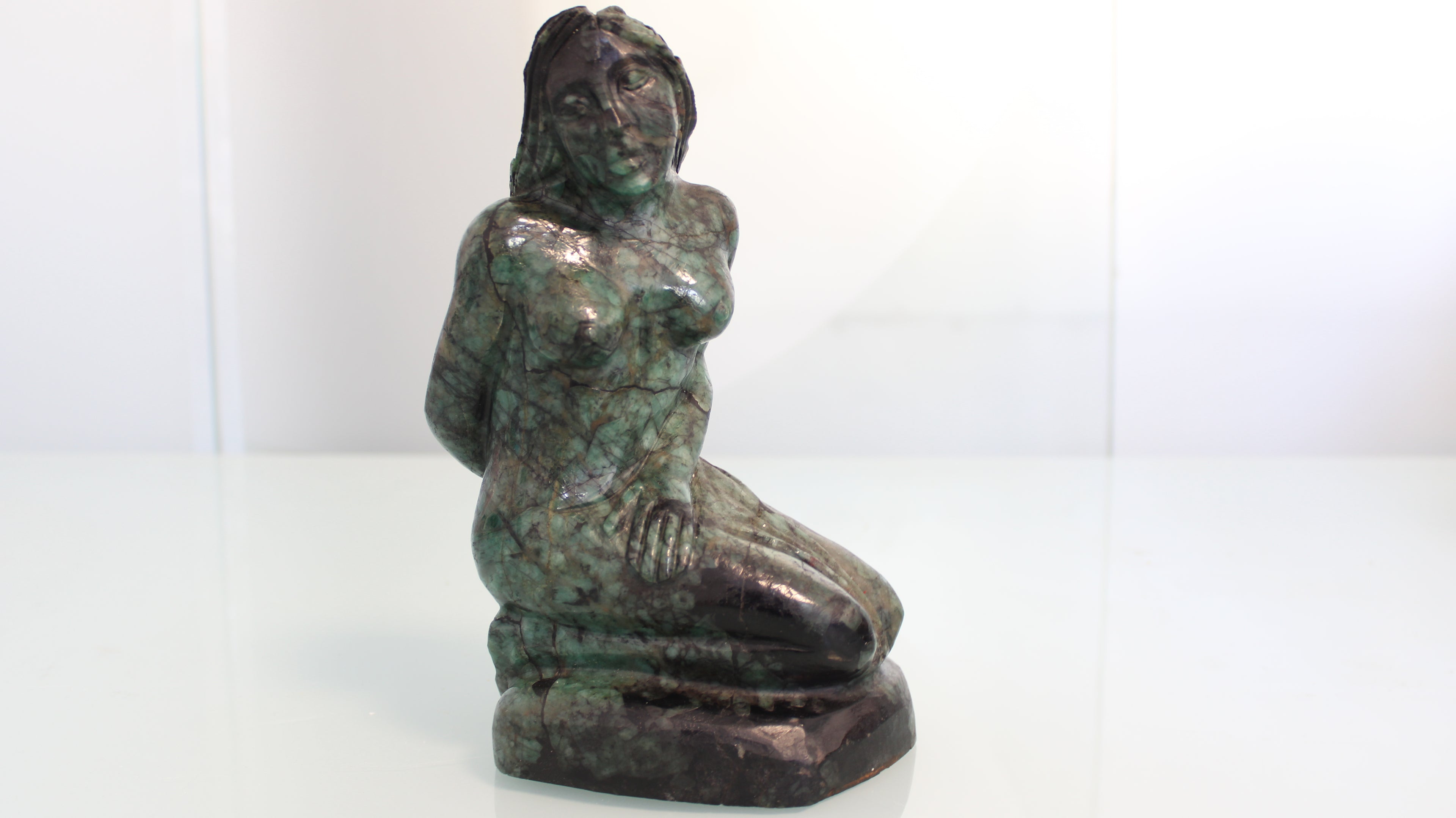 Escultura Feminina em Canga de Esmeralda – Arte Espiritual em Rocha Natural com Esmeraldas Brutas