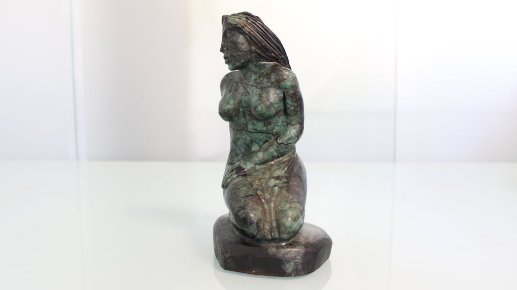 Escultura Feminina em Canga de Esmeralda – Arte Espiritual em Rocha Natural com Esmeraldas Brutas
