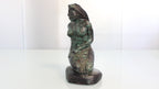 Escultura Feminina em Canga de Esmeralda – Arte Espiritual em Rocha Natural com Esmeraldas Brutas