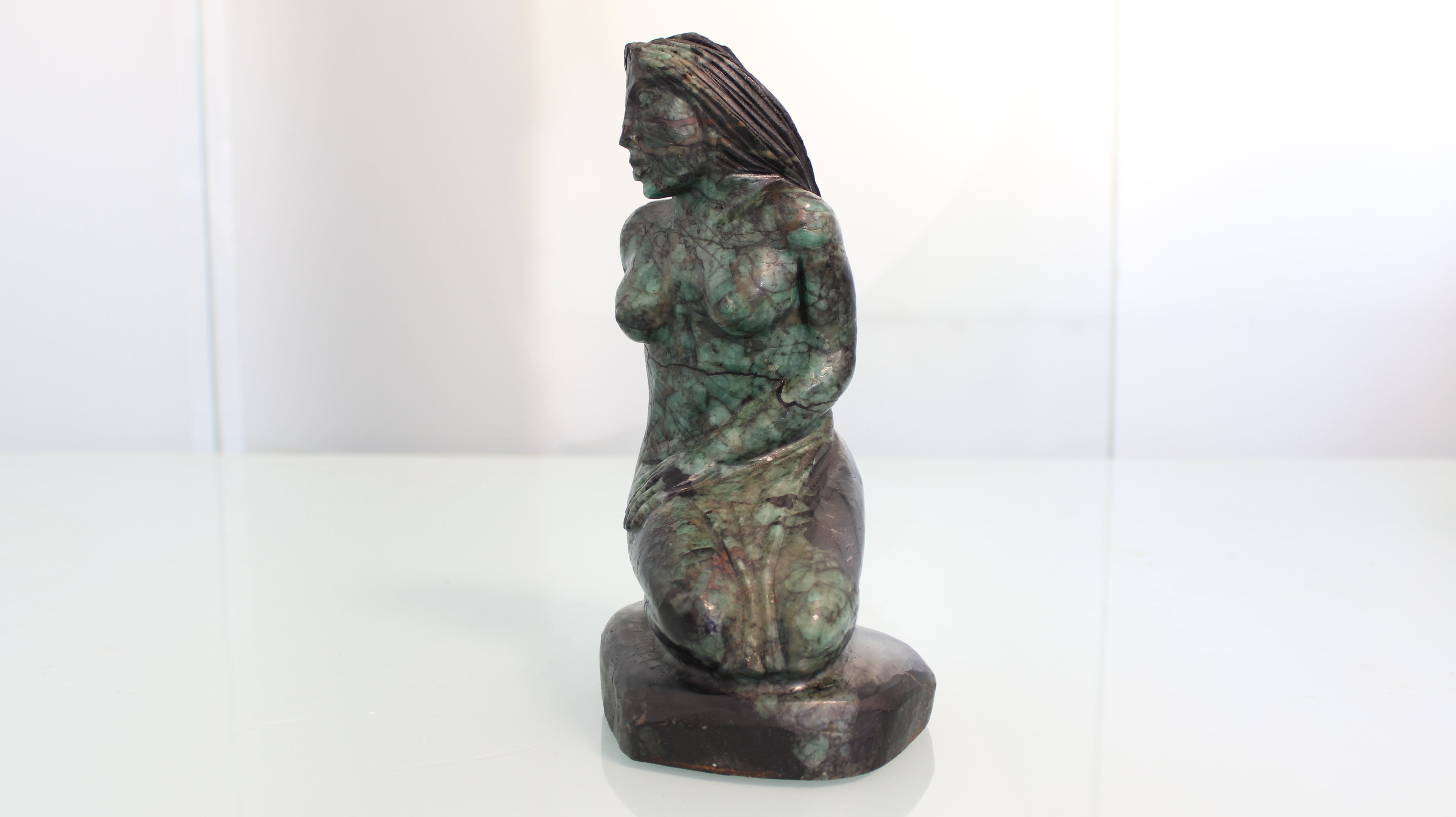 Escultura Feminina em Canga de Esmeralda – Arte Espiritual em Rocha Natural com Esmeraldas Brutas