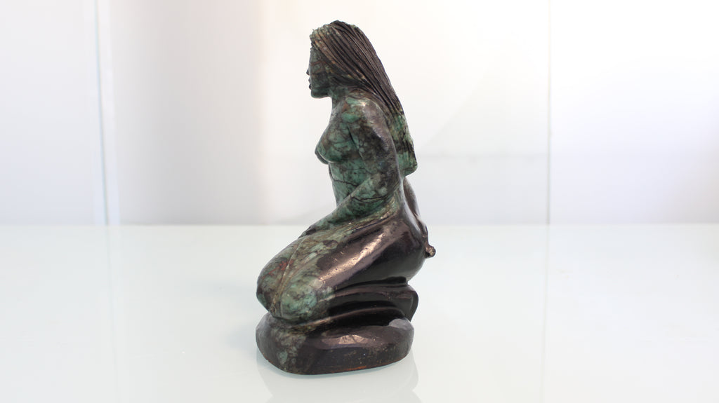 Escultura Feminina em Canga de Esmeralda – Arte Espiritual em Rocha Natural com Esmeraldas Brutas