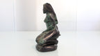 Escultura Feminina em Canga de Esmeralda – Arte Espiritual em Rocha Natural com Esmeraldas Brutas